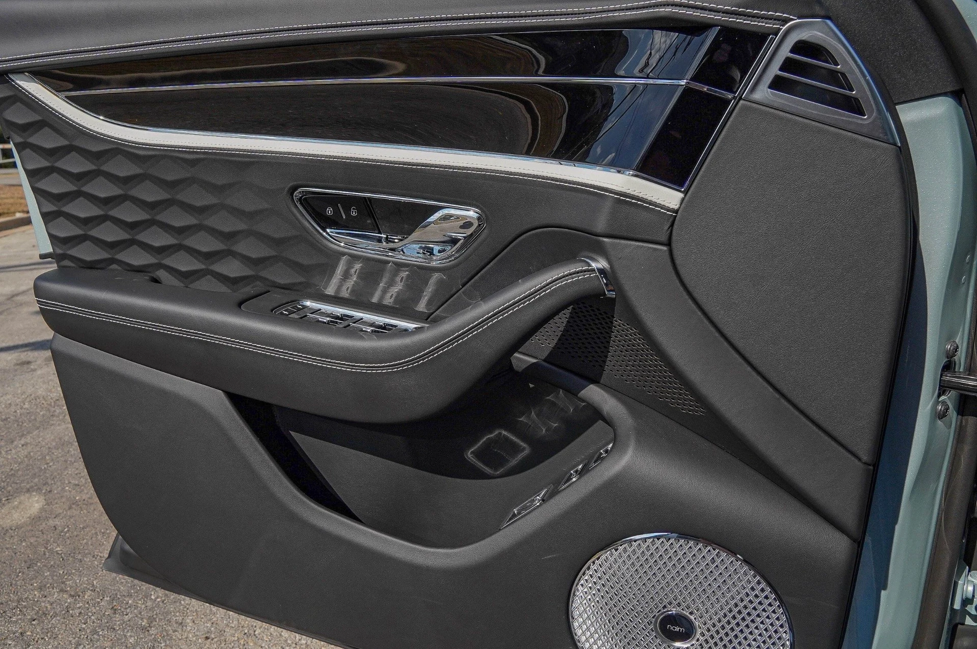 mph030_2214337641_Hi_Tech_Luxury_Imports_LLC_SCBBR_6_ZG_7_TC_024366_image_30_7014ec5e56