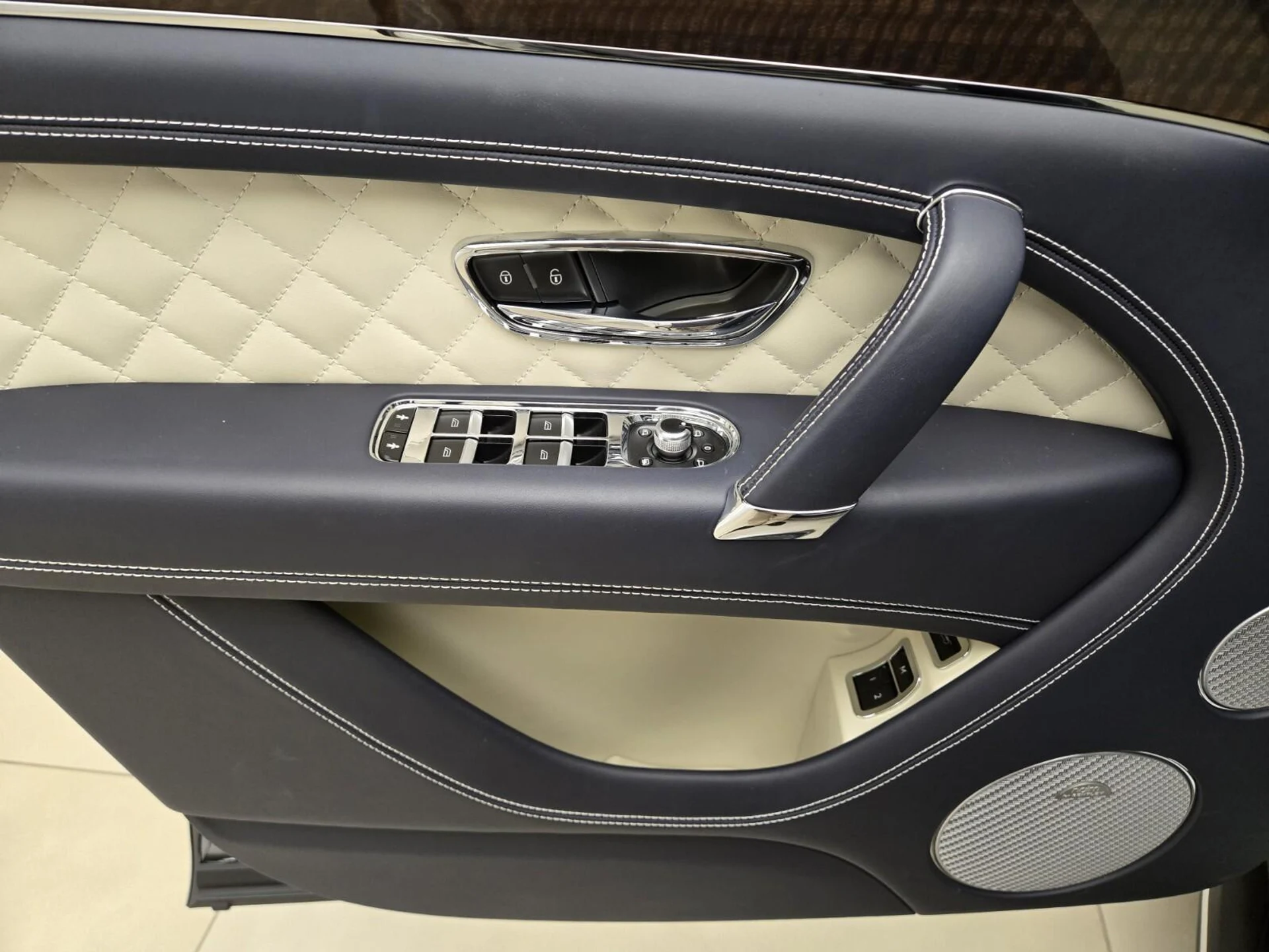 mph030_2222635293_Used_2018_Bentley_Bentayga_1760511502_7aaba04a9a