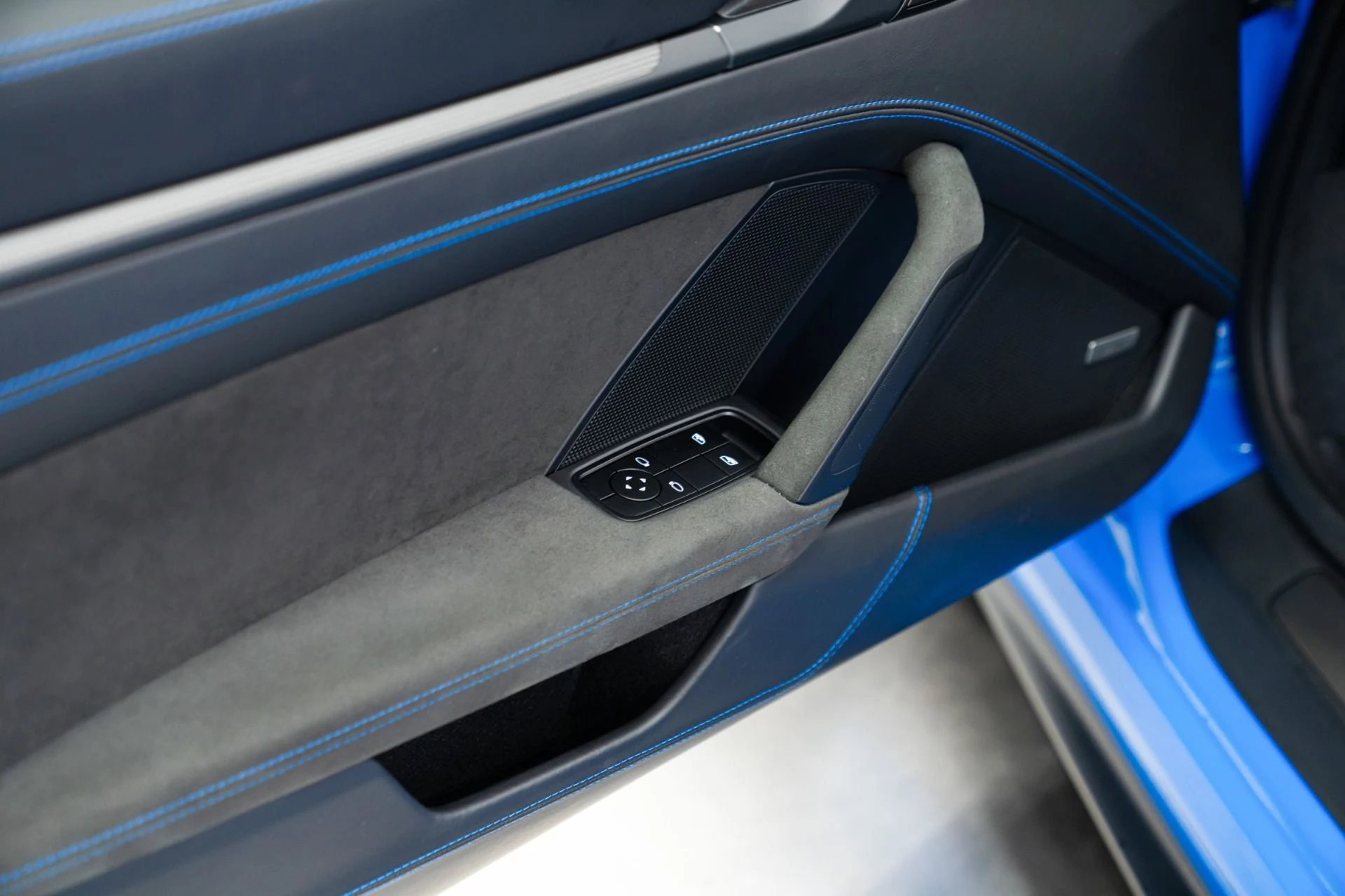 mph030_2223545888_Used_2022_Porsche_911_GT_3_6_Speed_Manual_Low_Miles_Carbon_Roof_Blue_Stitching_1762802258_f94c9b54d1