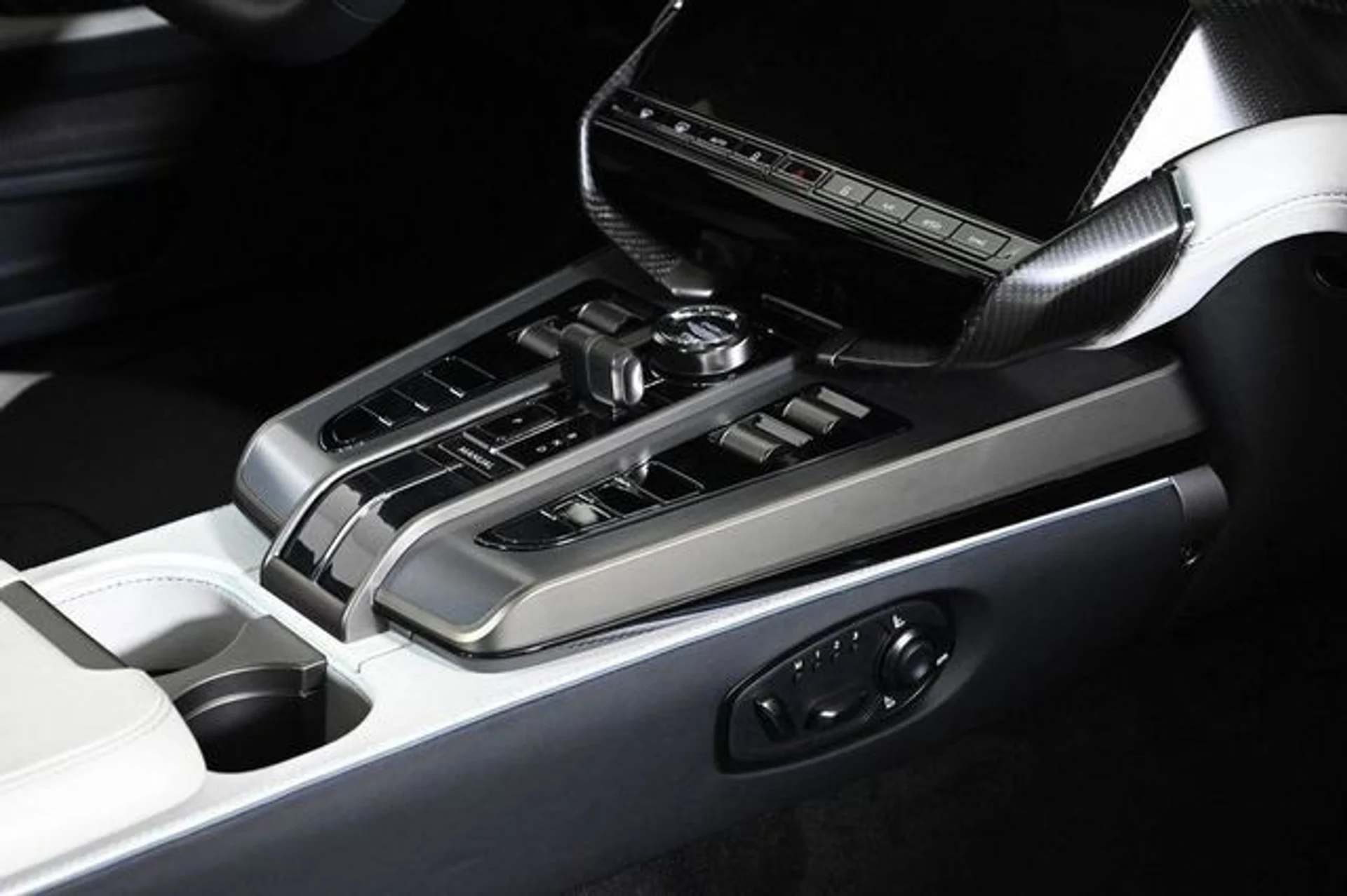 mph030_2234293930_new_2025_aston_martin_vanquish_coupe_11350_22854857_30_640_f4b7ab537a