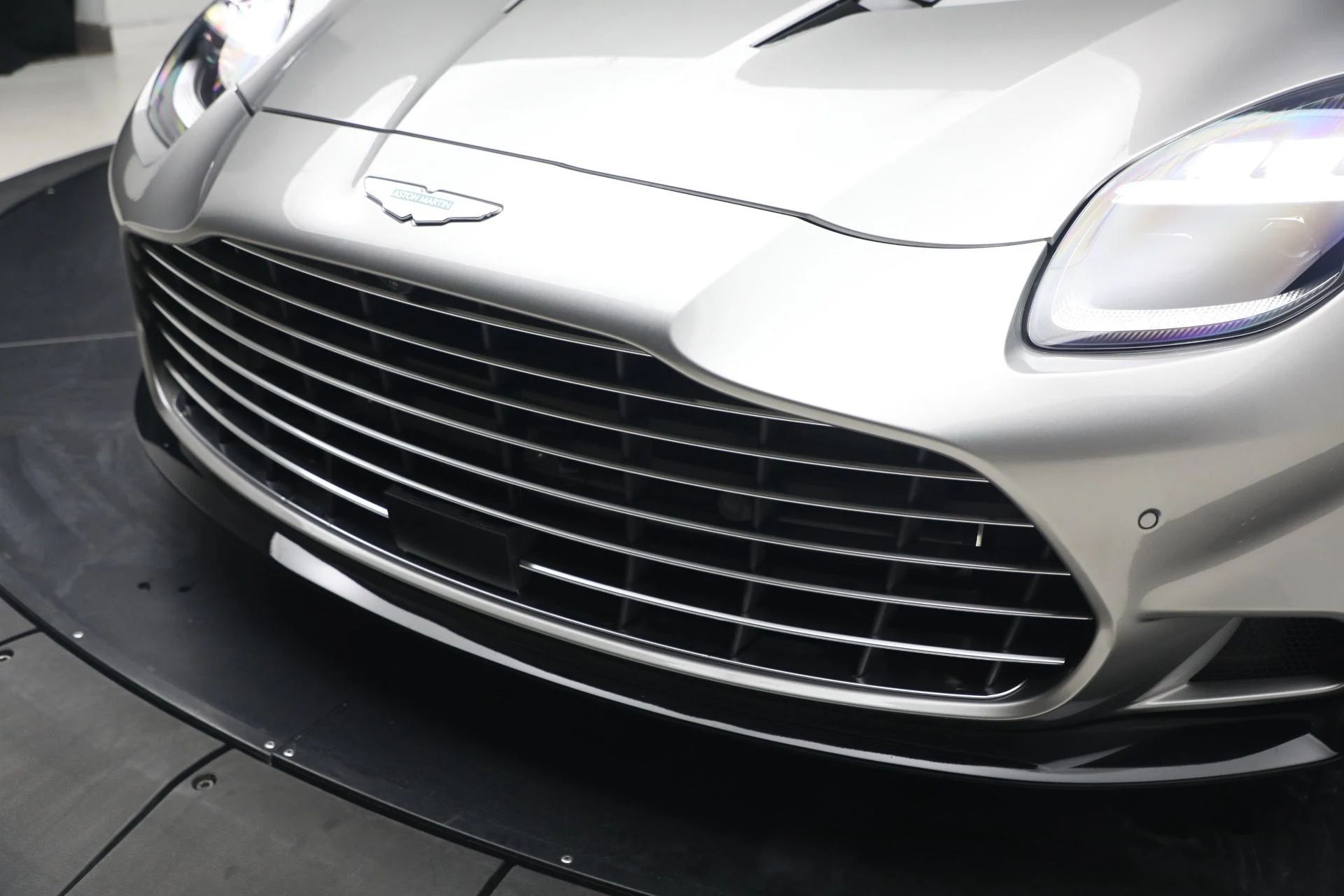 mph030_2235333235_New_2026_Aston_Martin_Vanquish_1767630425_0f66e5780d