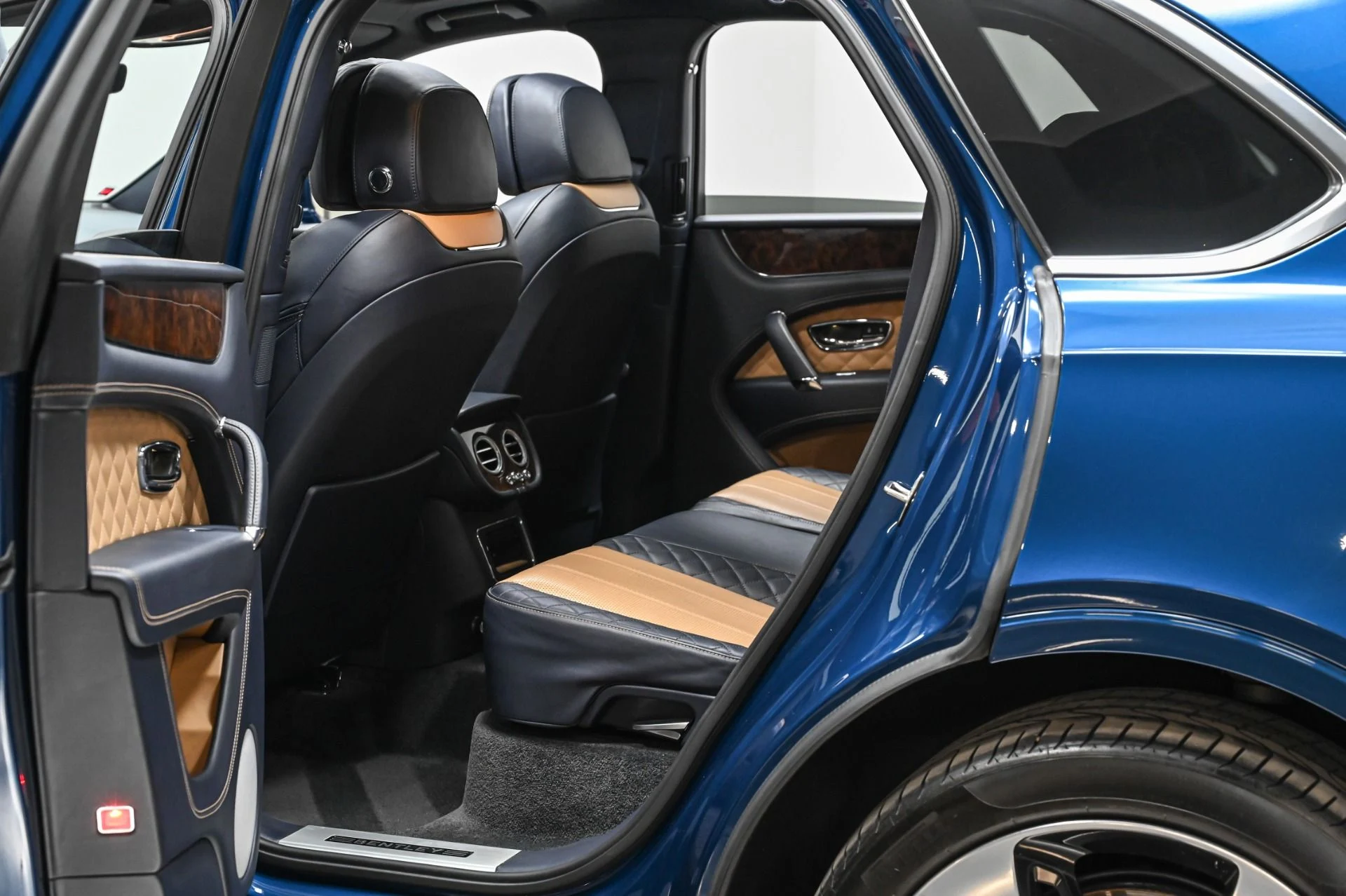 mph030_2250019076_Used_2018_Bentley_Bentayga_W12_1758835166_0071c233f1