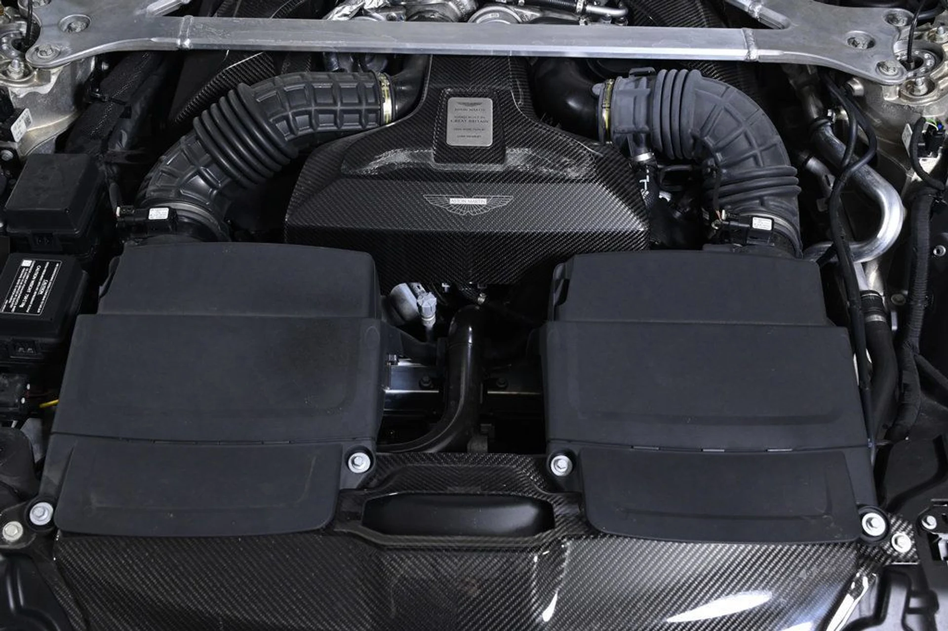 mph030_2250500404_used_2023_aston_martin_vantage_roadster_11350_22920347_30_1024_8b03bd2b25