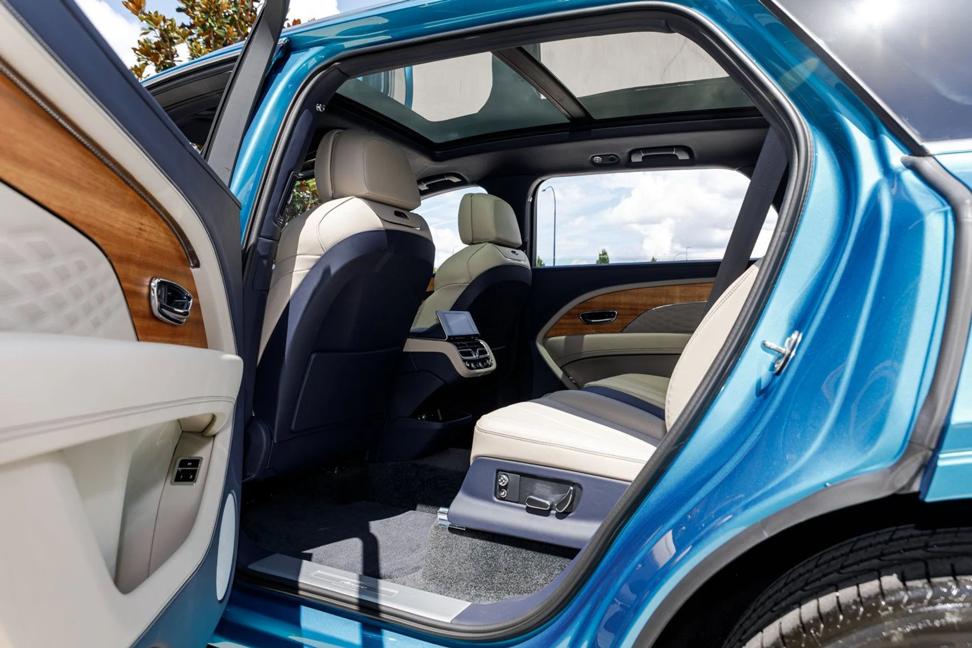 mph030_2278852138_a9444fe784cdf666200a0592cb95e634x_ad6f195290