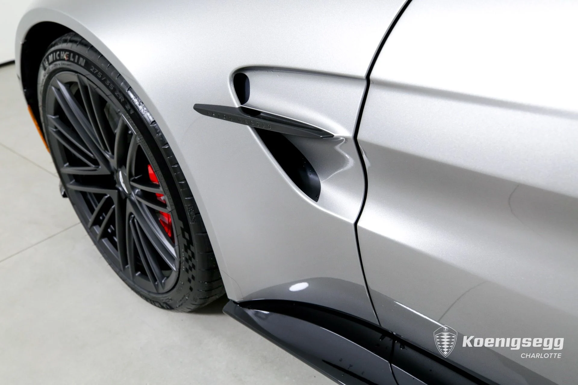 mph030_2284709395_Used_2025_Aston_Martin_Vantage_1760978372_0b6d33bfb0