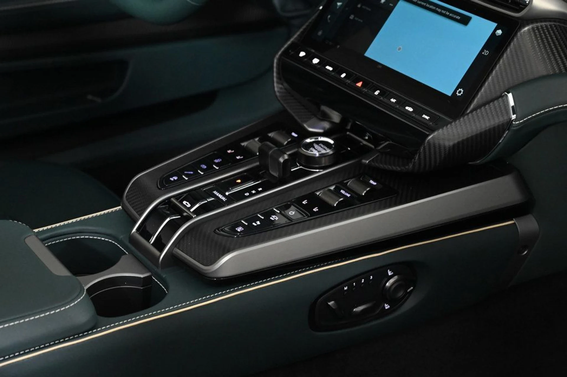 mph030_2297655481_new_2026_aston_martin_vanquish_volante_11350_22943643_30_1024_4bb18734a0