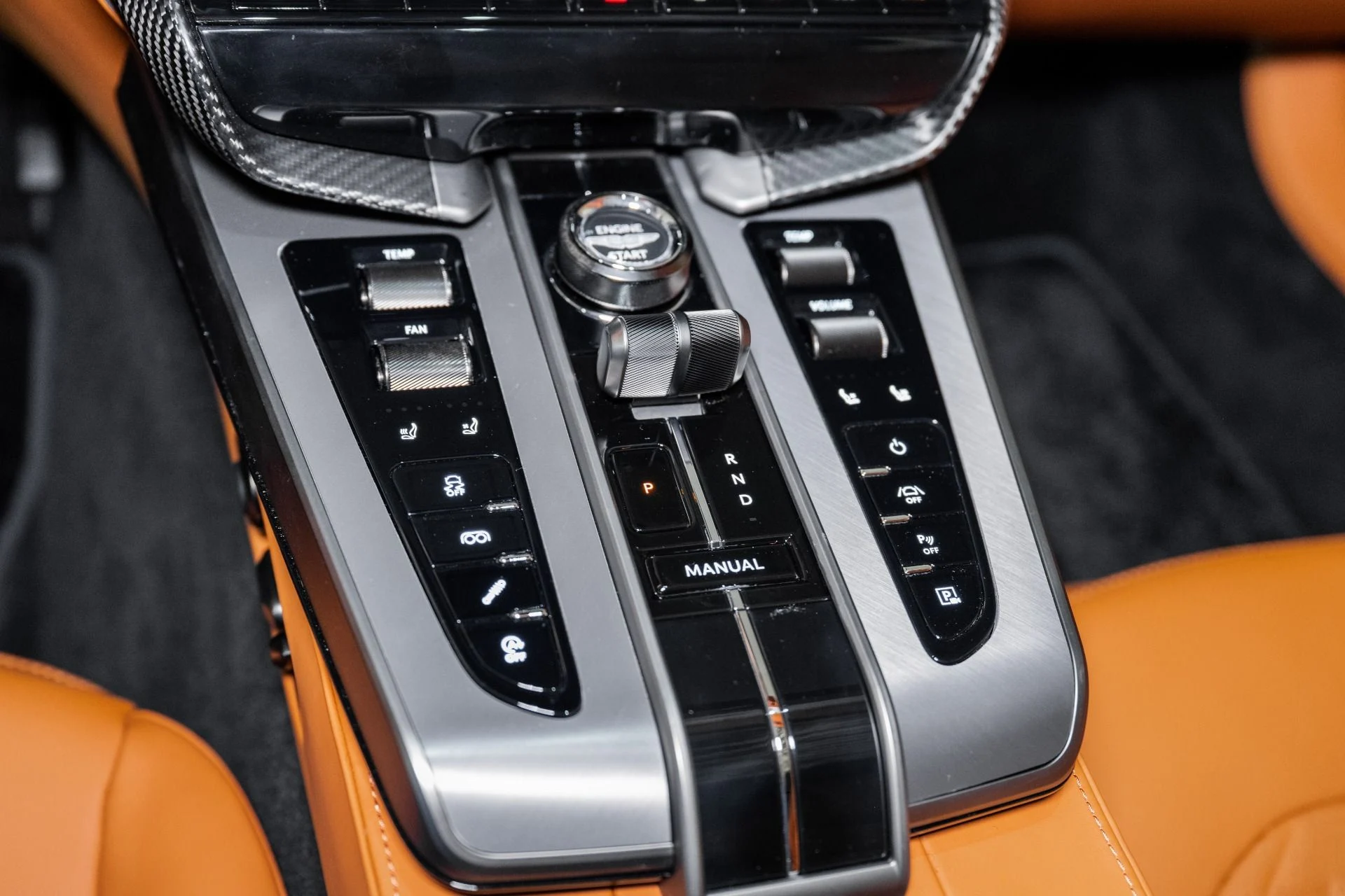 mph030_2307398610_Used_2025_Aston_Martin_Vanquish_1751745767_9a1966e687