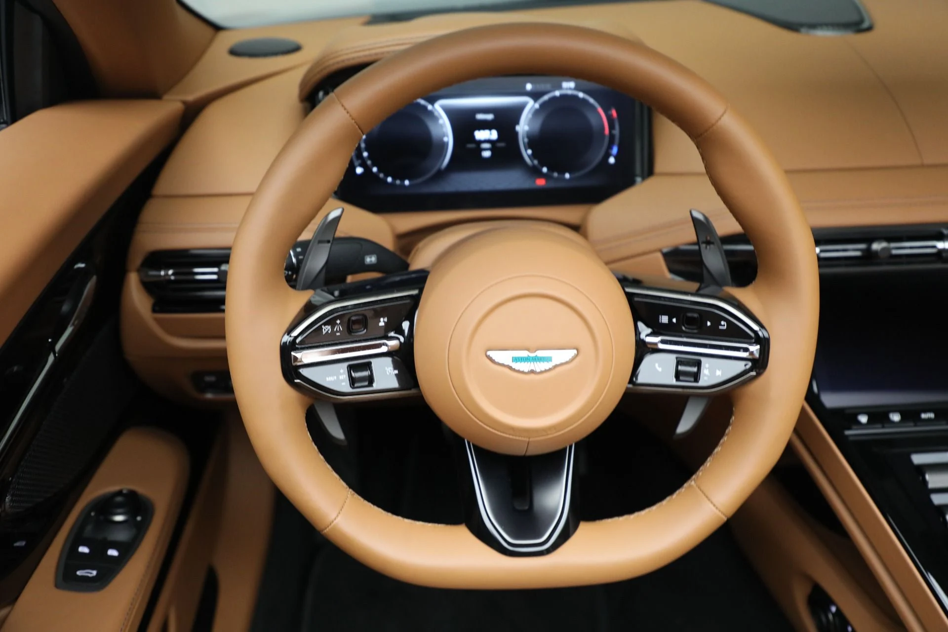 mph030_2363409370_New_2025_Aston_Martin_DB_12_Volante_83cda2eb22