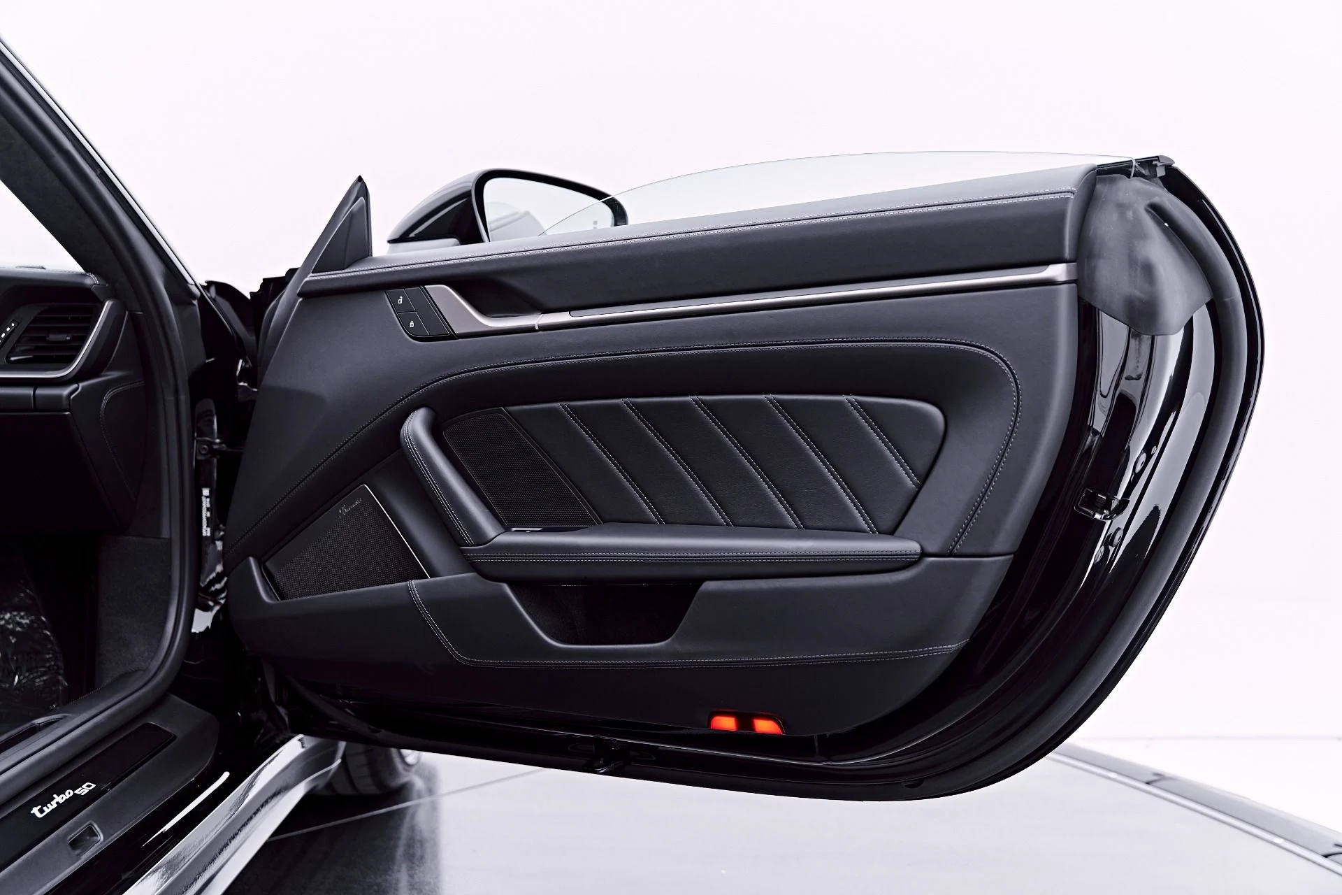mph030_237121587_Used_2025_Porsche_911_Turbo_1782870244_17e7f926f5