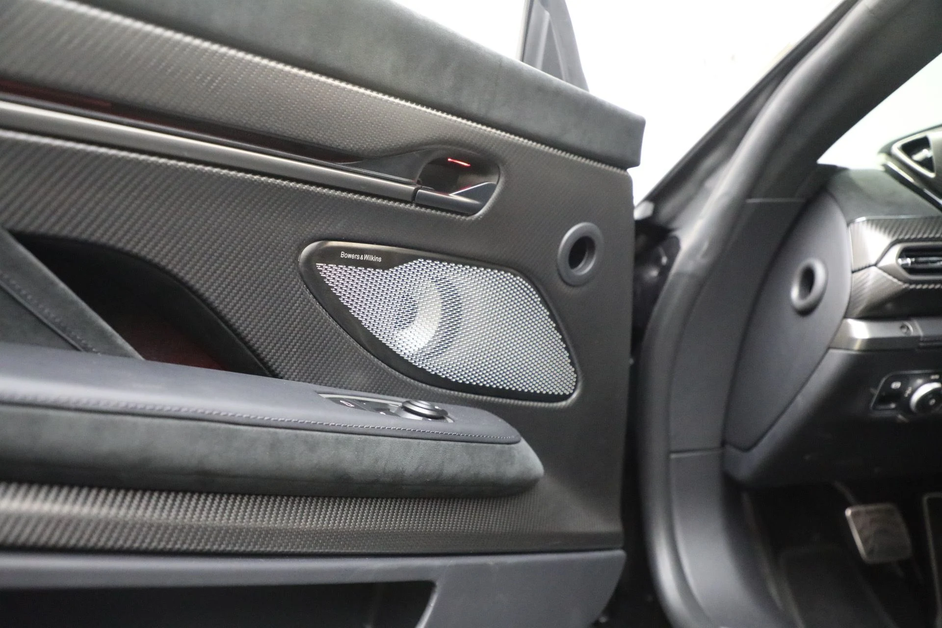 mph030_2386781049_Used_2025_Aston_Martin_Vanquish_05d9ff945e