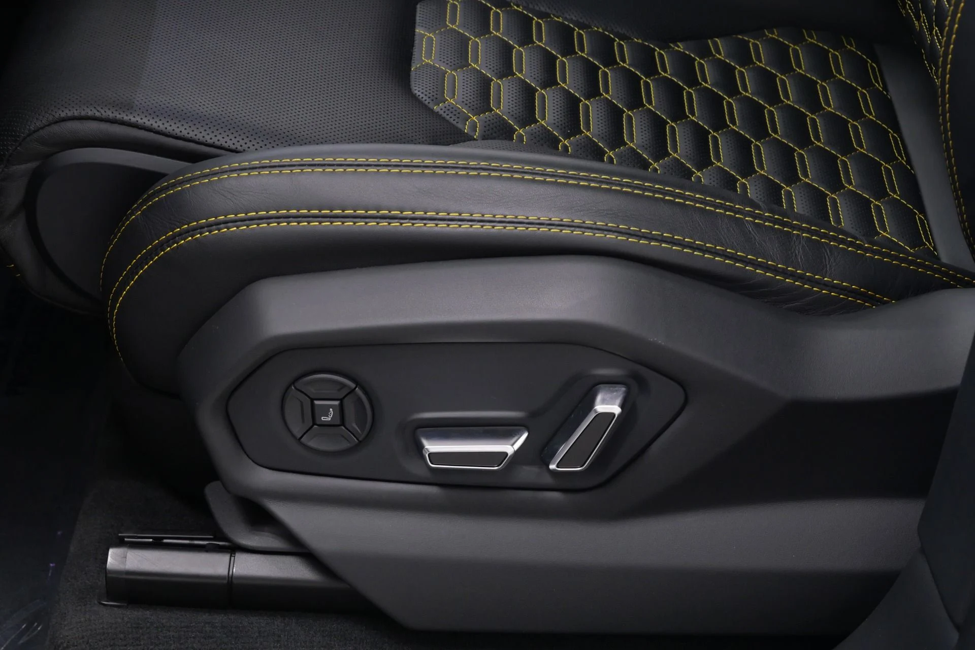 mph030_2422406594_Used_2021_Lamborghini_Urus_Carbon_Fiber_Packs_Inside_and_Out_23_Inch_Wheels_1775930480_c824206db4