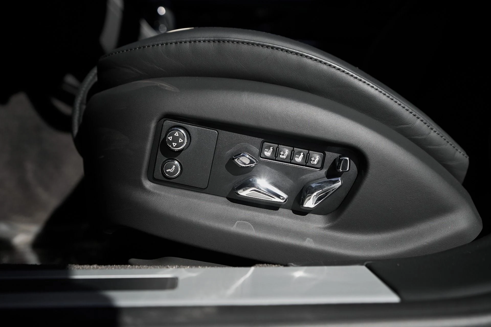 mph030_2445418065_Used_2024_Bentley_Flying_Spur_S_1761779914_61901a2042