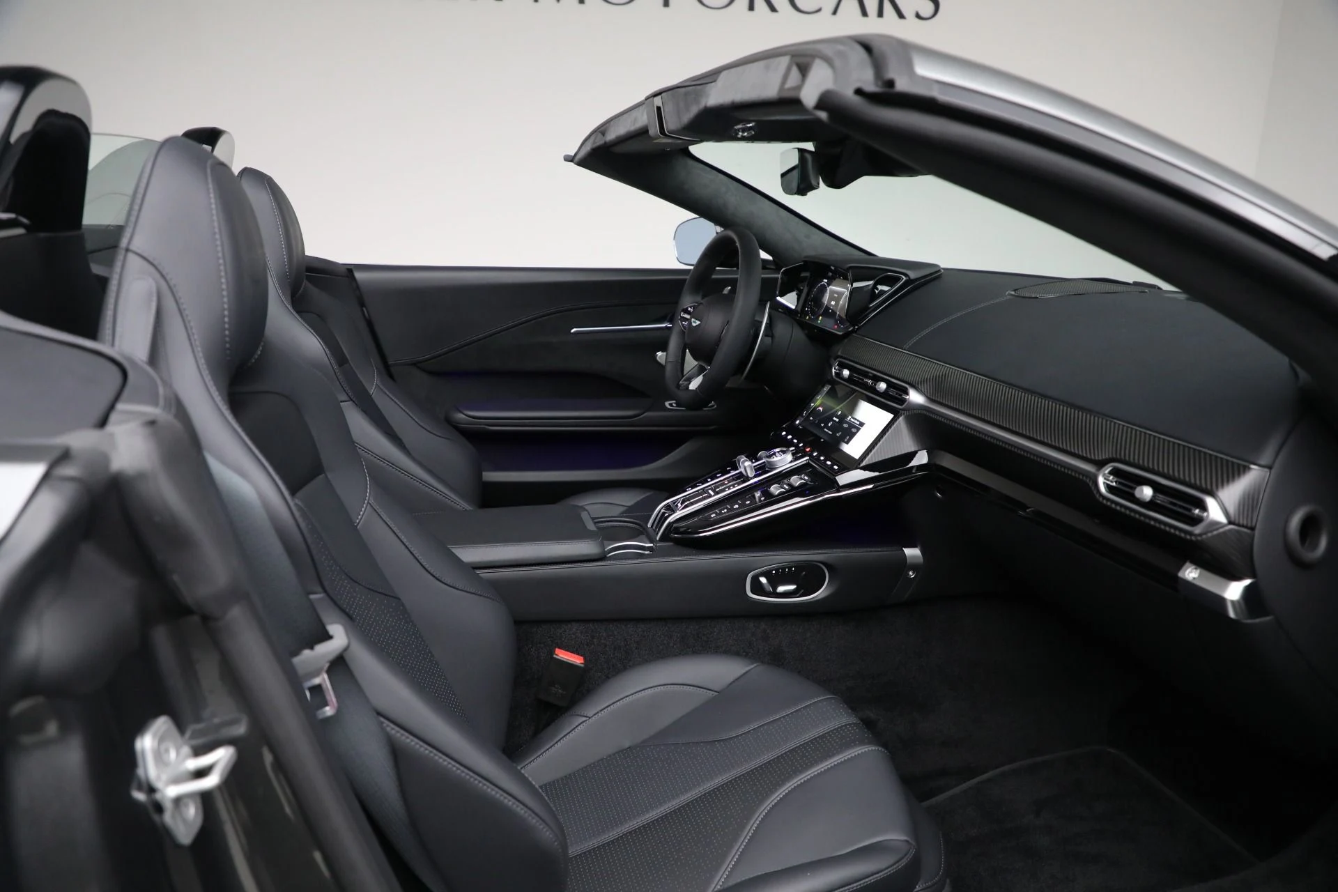 mph030_2446683153_New_2026_Aston_Martin_Vantage_Roadster_d3d0b02c11