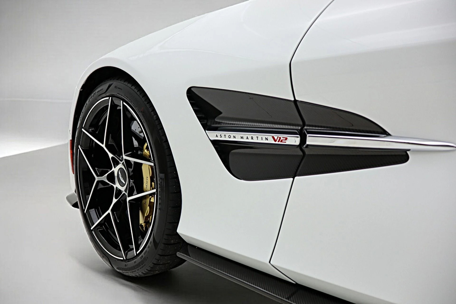 mph030_244865614_New_2026_Aston_Martin_Vanquish_Volante_e9c91751c2