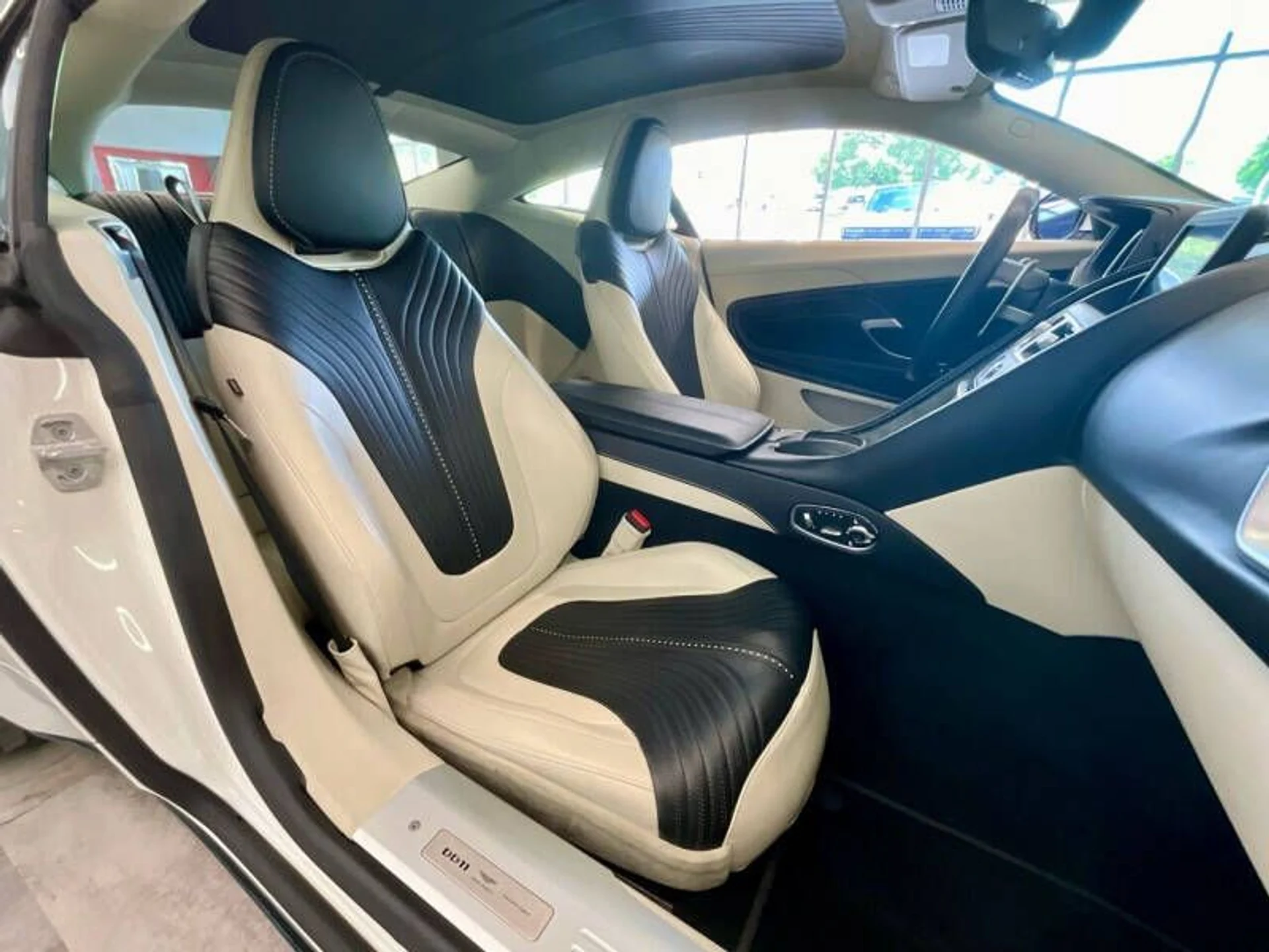 mph030_2490286313_2018_aston_martin_db11_v12_2dr_coupe_073789ed7b