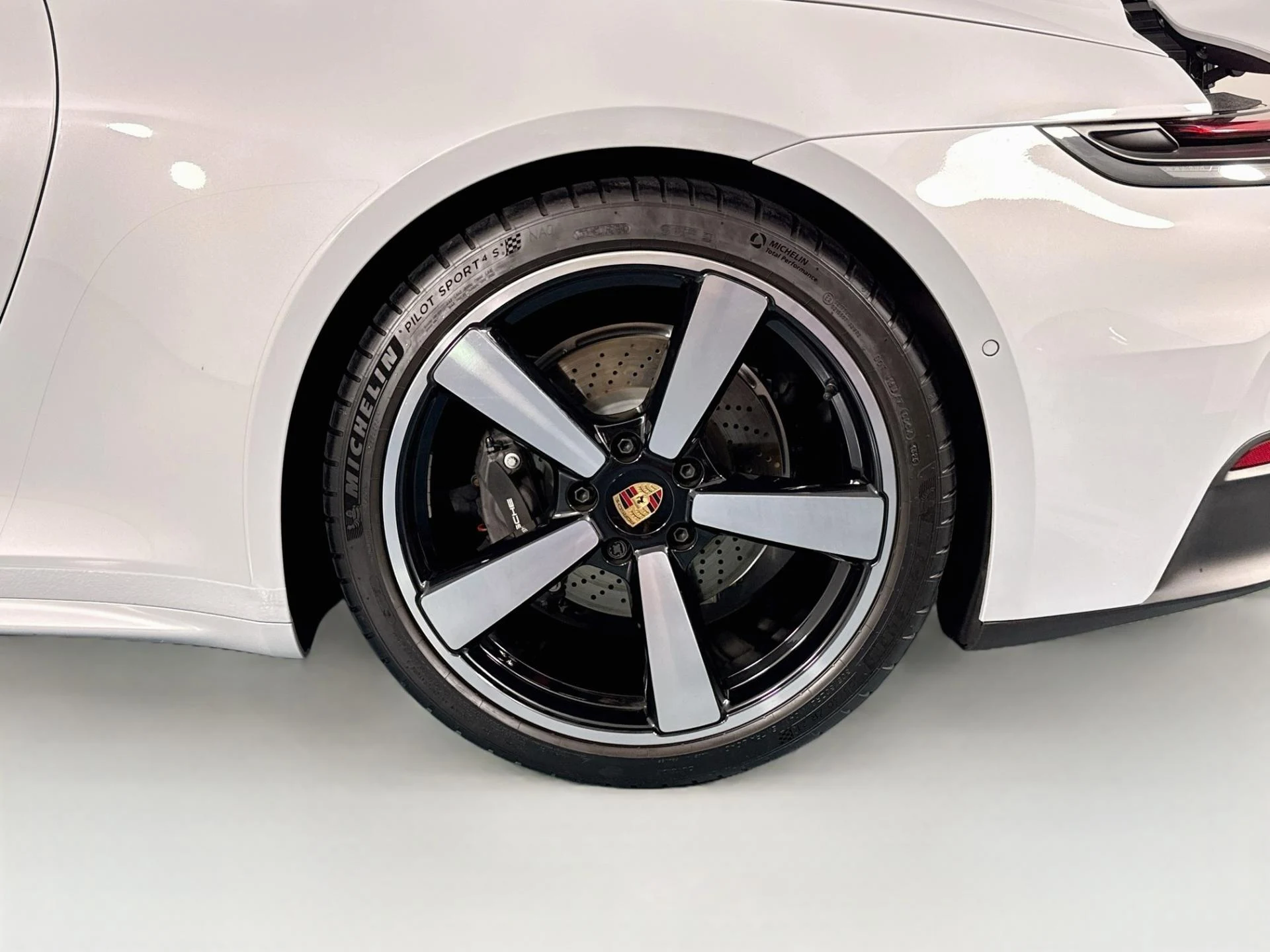 mph030_2497012568_Used_2025_Porsche_911_Carrera_1792182395_cd72040615