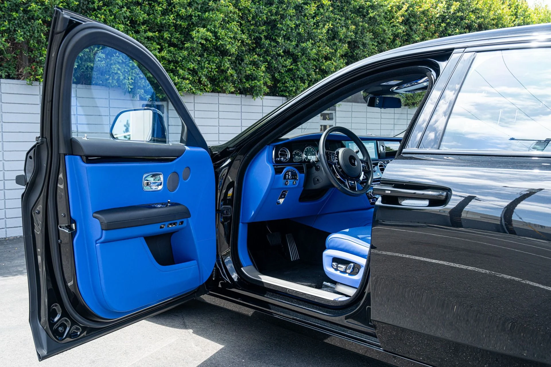 mph030_2501540955_Used_2022_Rolls_Royce_Ghost_1753158289_a9d4b4f60a