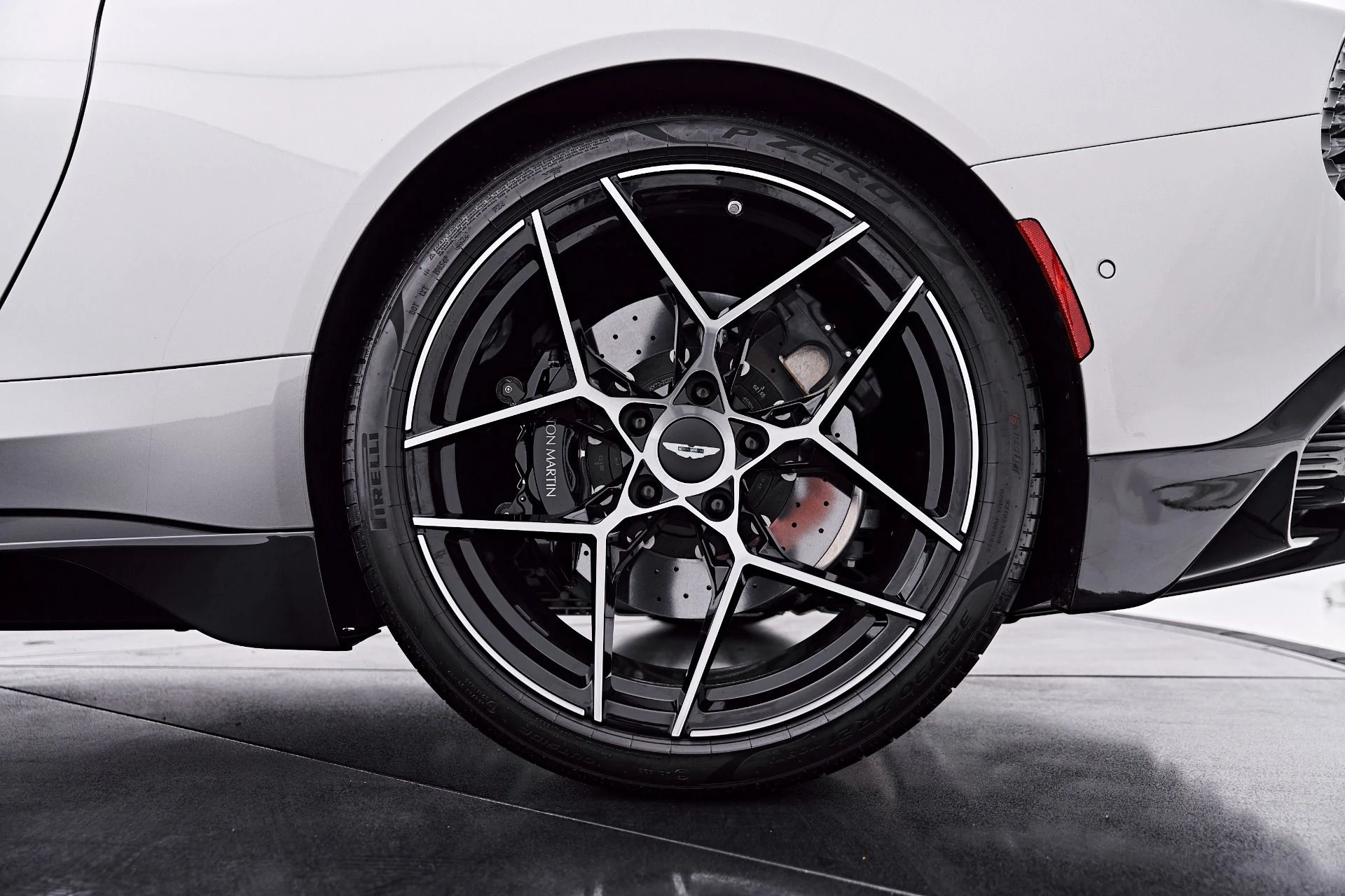 mph030_2530573012_Used_2025_Aston_Martin_Vanquish_V12_1786045816_8f75df5838