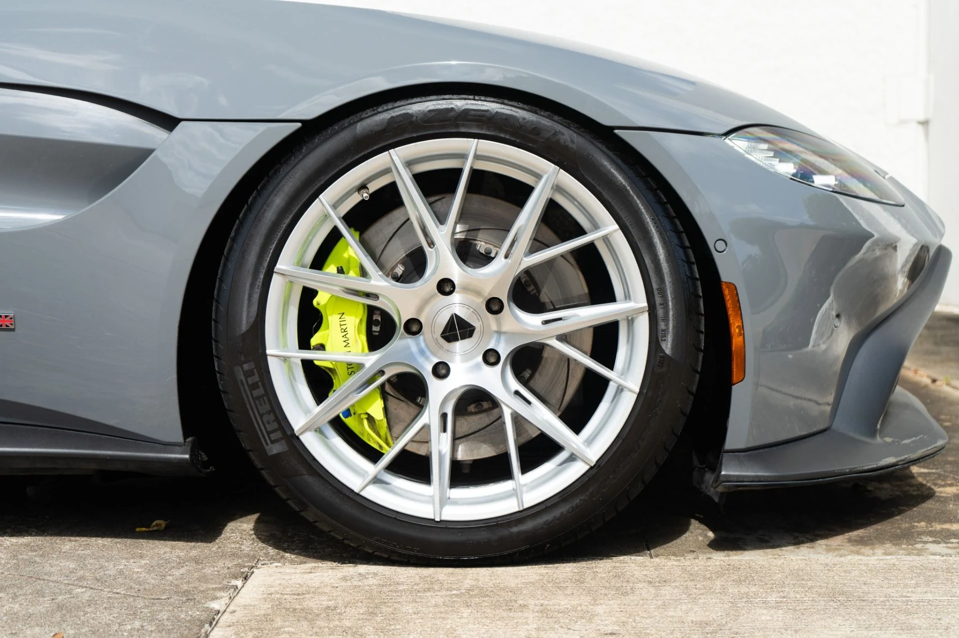 mph030_2545496546_Used_2020_Aston_Martin_Vantage_1781738280_dc3fb334ef