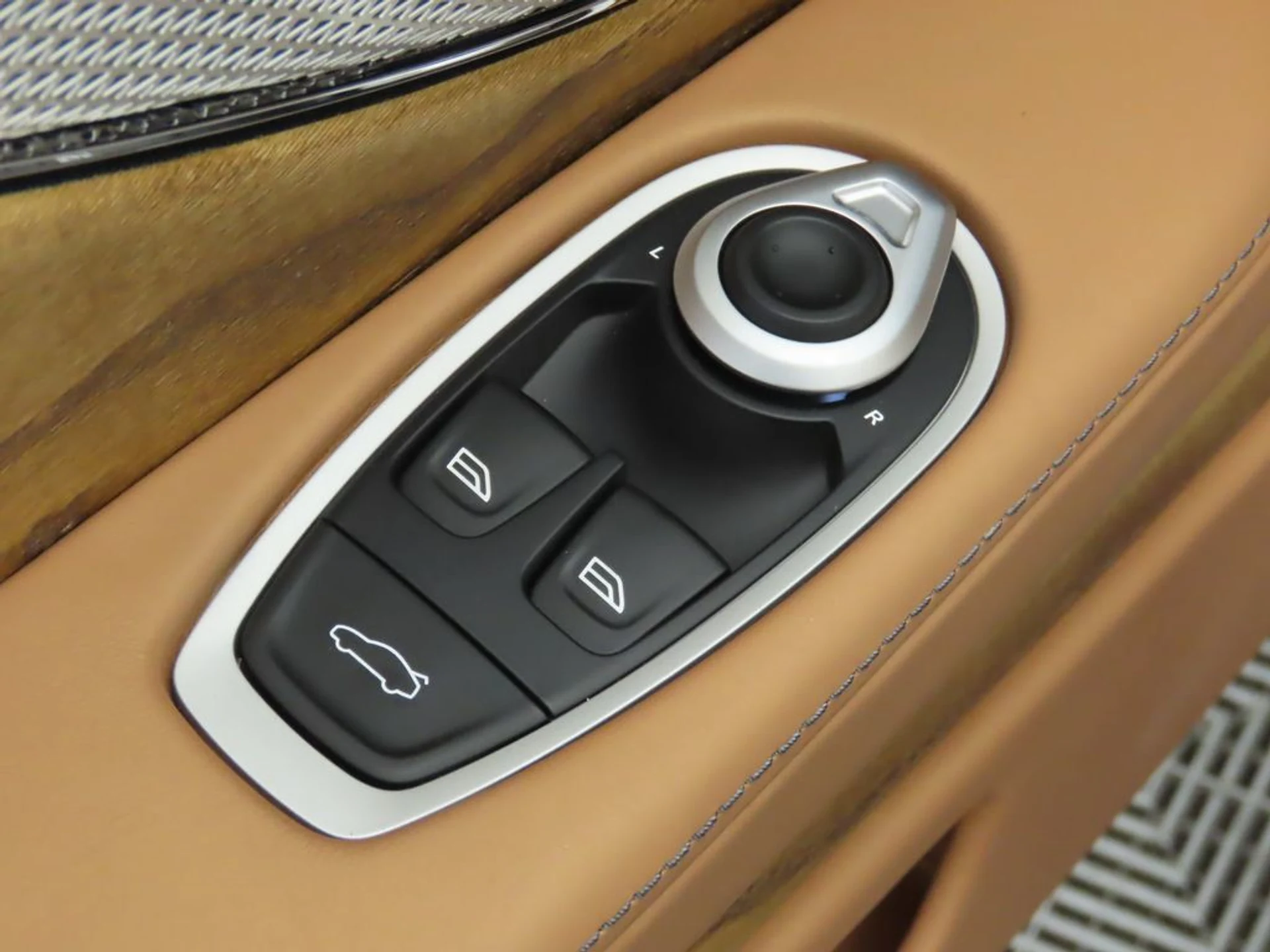 mph030_2568439286_used_2026_aston_martin_db12_volante_8119_23037586_31_1024_a9c39012ee