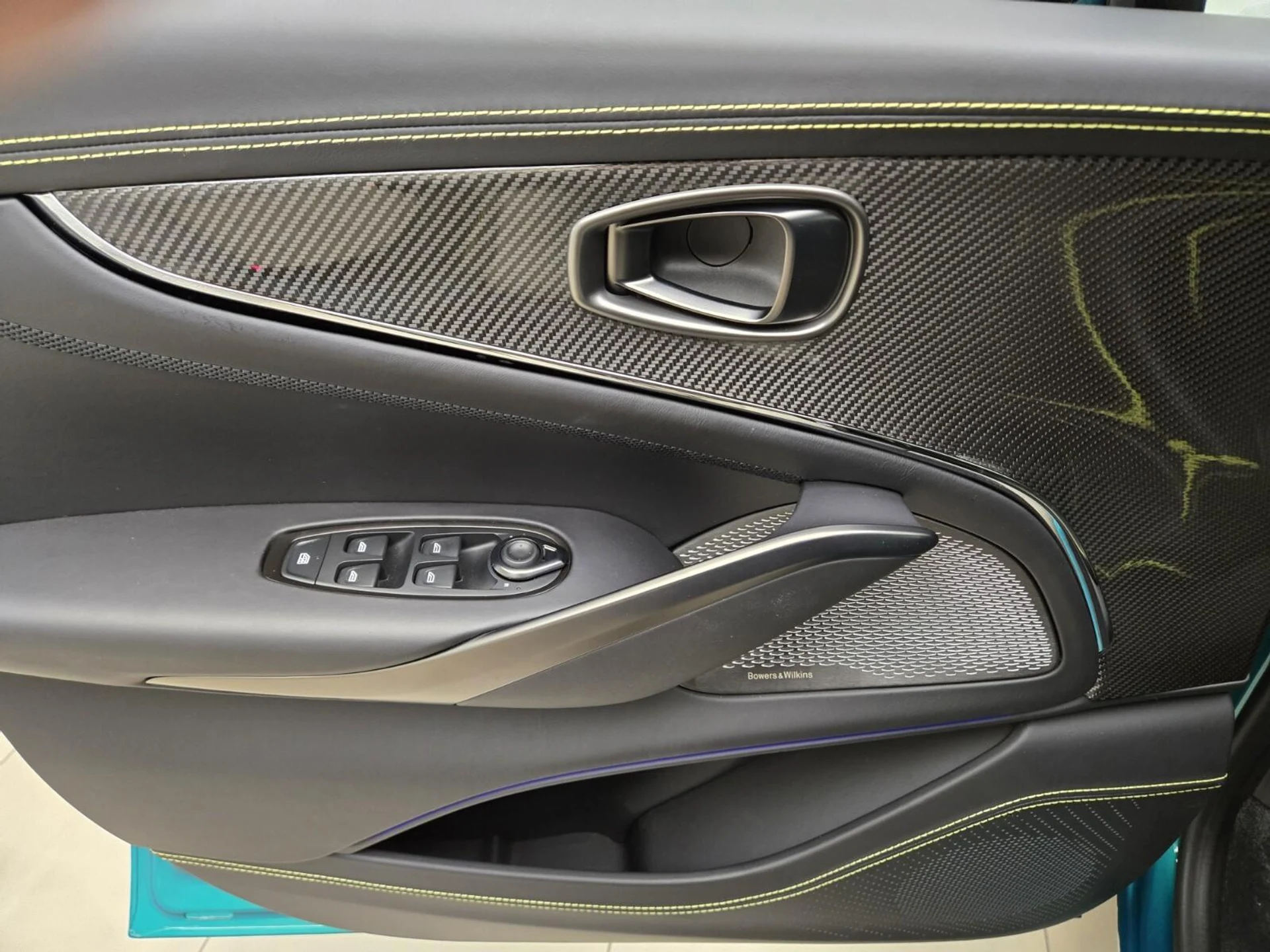 mph030_2625436174_New_2025_Aston_Martin_DBX_707_1753422063_01faaa1933