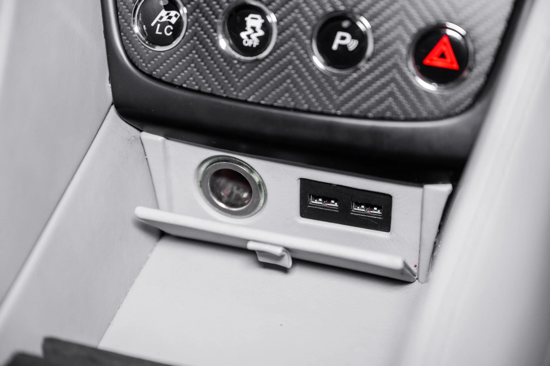 mph030_2628072507_Used_2016_Aston_Martin_Vanquish_V12_1770132200_29c09e0fe8