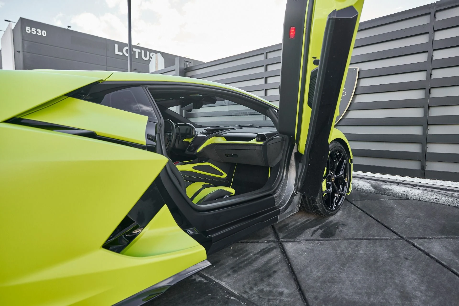 mph030_2657775469_Used_2024_Lamborghini_Revuelto_1763604726_61741ccff6