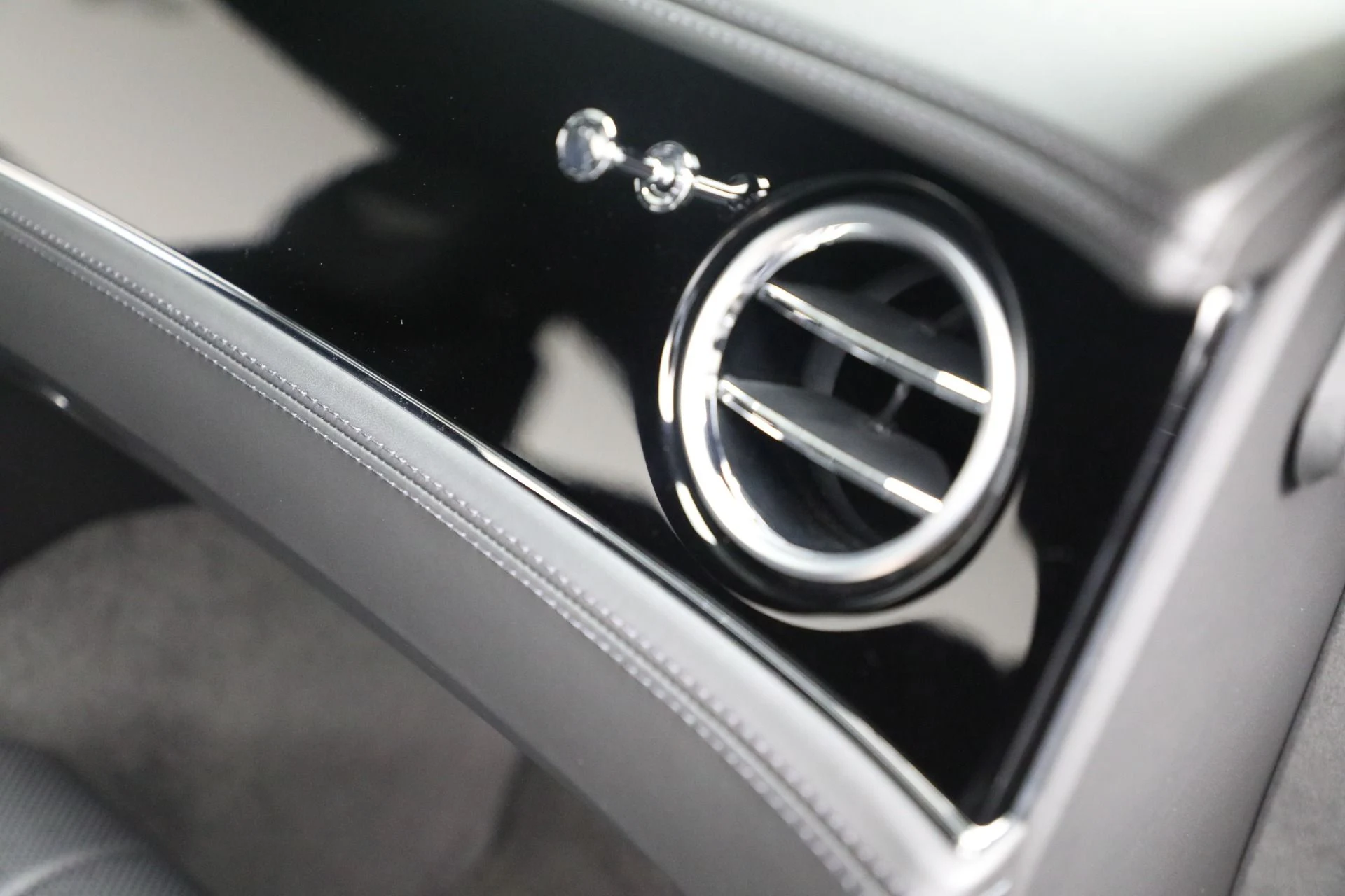 mph030_2682323886_Used_2022_Bentley_Continental_GT_V8_1762635869_ef13668e14