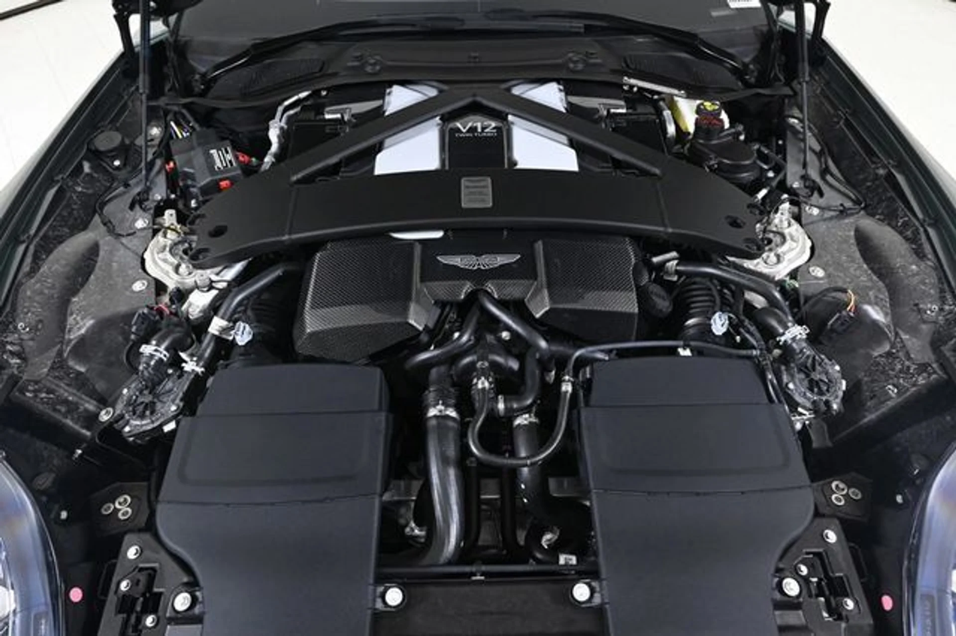 mph030_2702046697_new_2025_aston_martin_vanquish_coupe_11350_22897480_30_640_981f0d9301