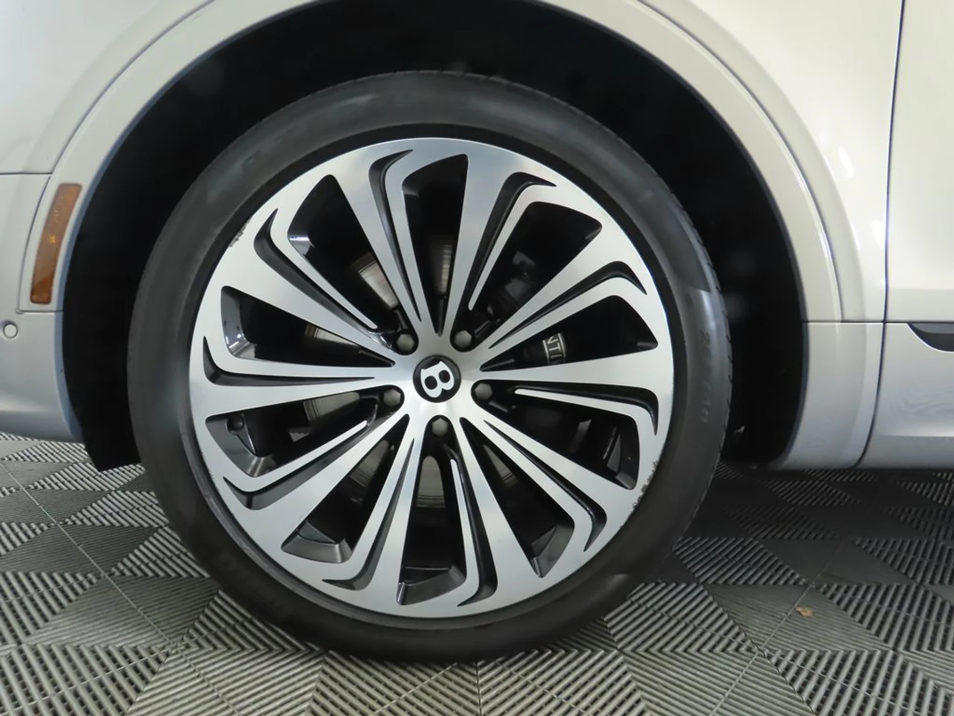 mph030_2721013009_used_2022_bentley_bentayga_v8awd_8119_22936219_31_1024_02da9c57ee