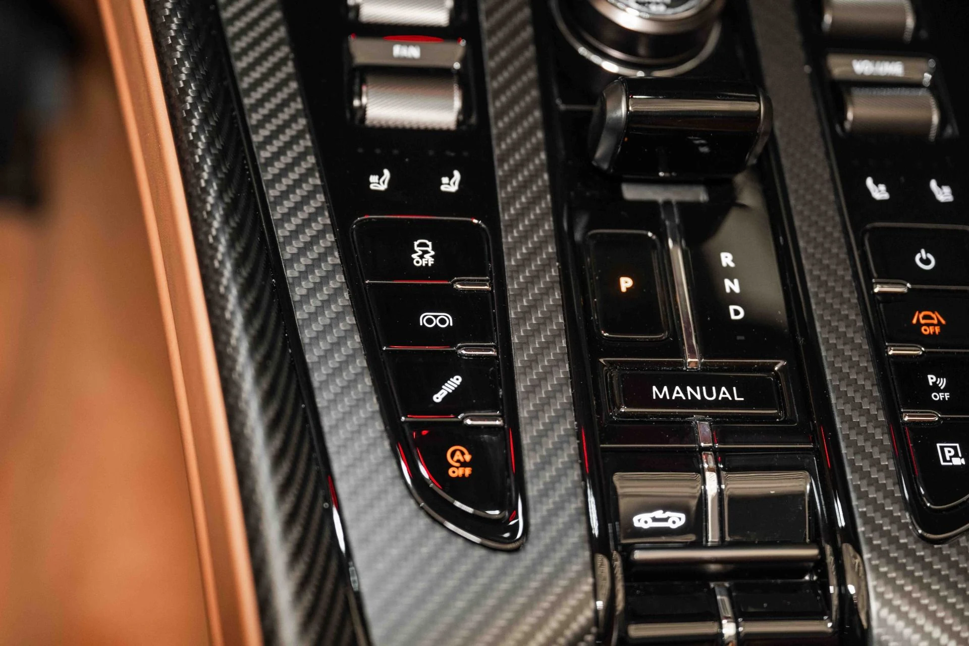 mph030_2754308842_Used_2025_Aston_Martin_DB_12_Volante_1727881023_a6e7112415