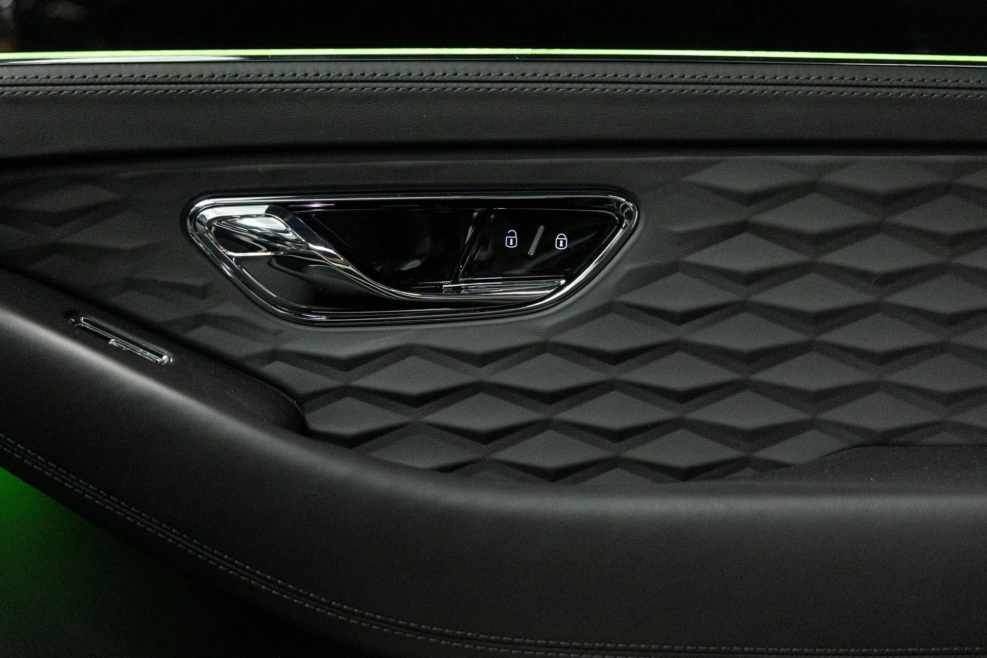 mph030_2769487176_fda3efa034b43da0f3baf89a7412b084x_081c529645