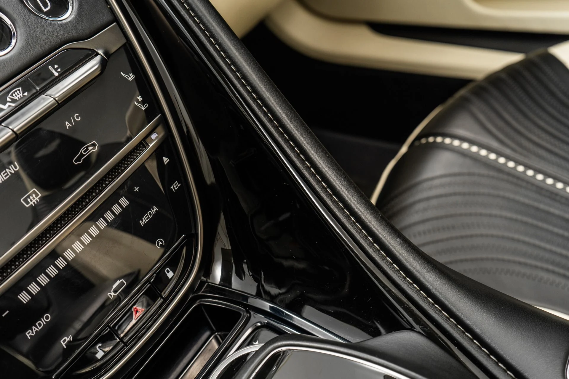 mph030_2794737231_Used_2019_Aston_Martin_DB_11_Volante_1760477407_f40052ee92