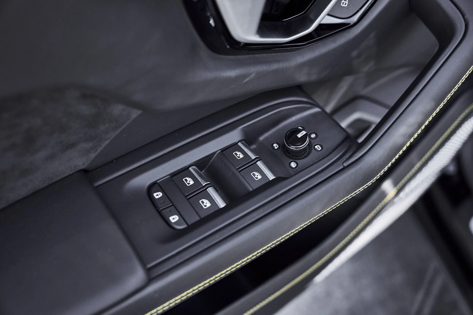mph030_2841476943_Used_2024_Lamborghini_Urus_S_1780082863_d92111523c