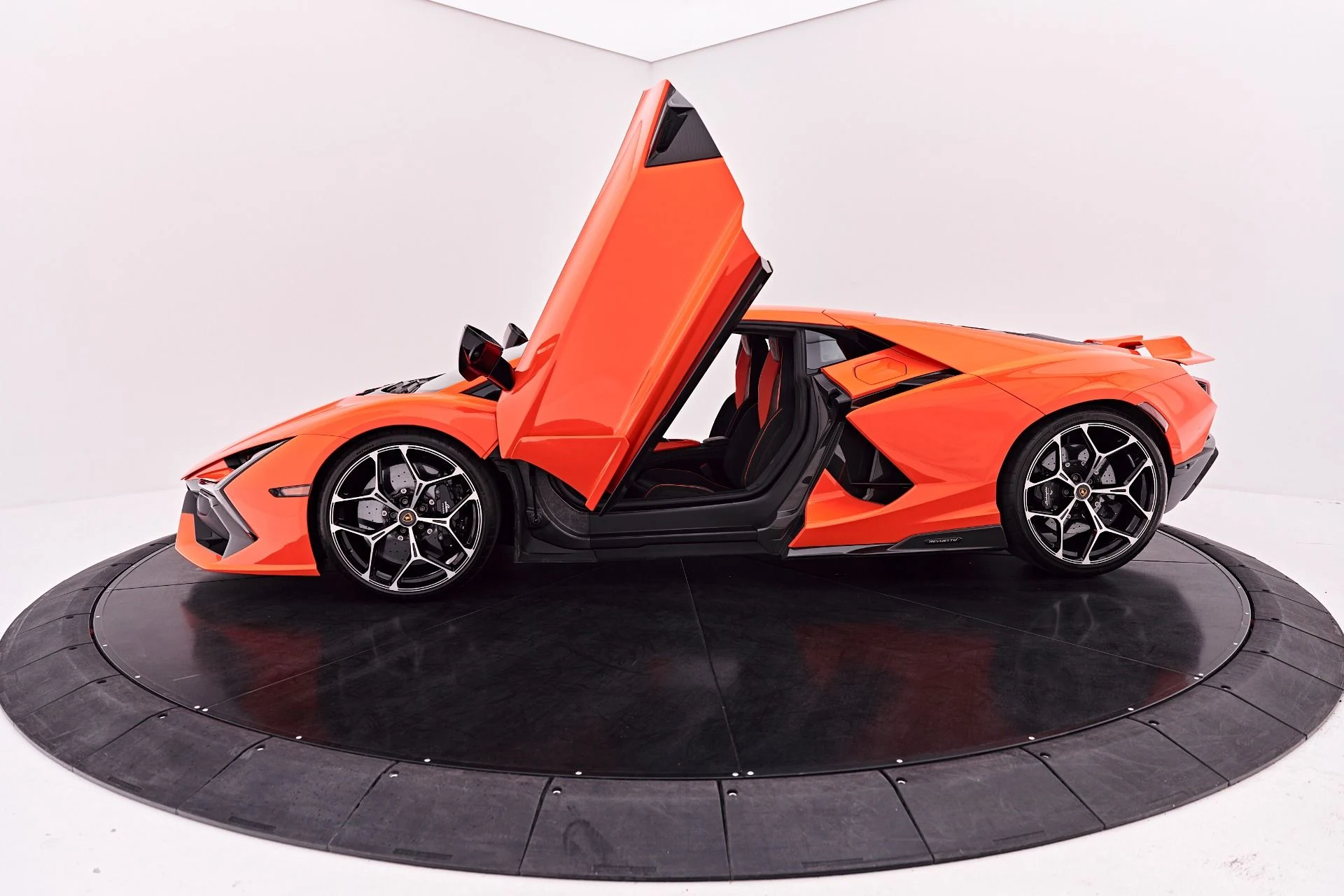 mph030_289473091_Used_2024_Lamborghini_Revuelto_Base_1786150917_996f81e605