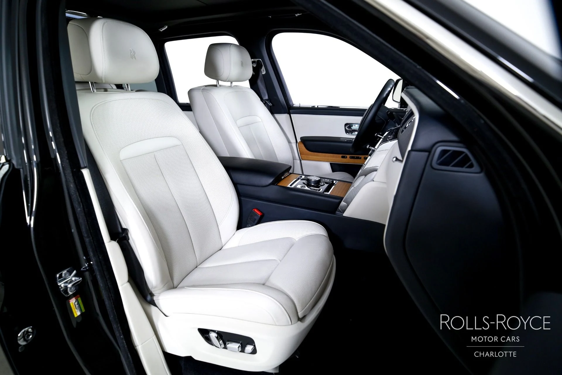 mph030_2902100153_Used_2019_Rolls_Royce_Cullinan_1754411729_6d8989f903