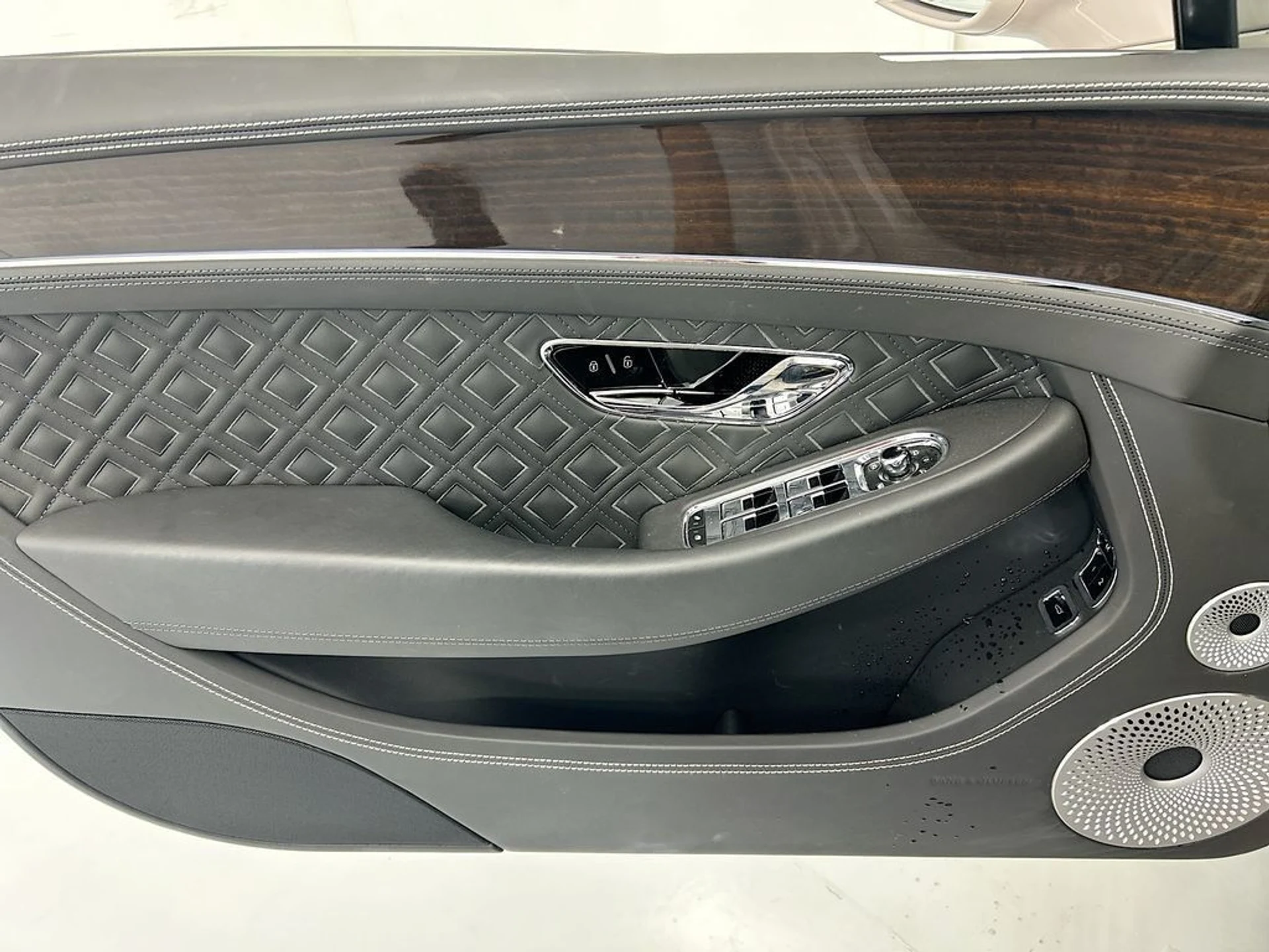 mph030_2907604995_used_2021_bentley_continental_gtv8convertible_8119_23001236_31_1024_7885711bff