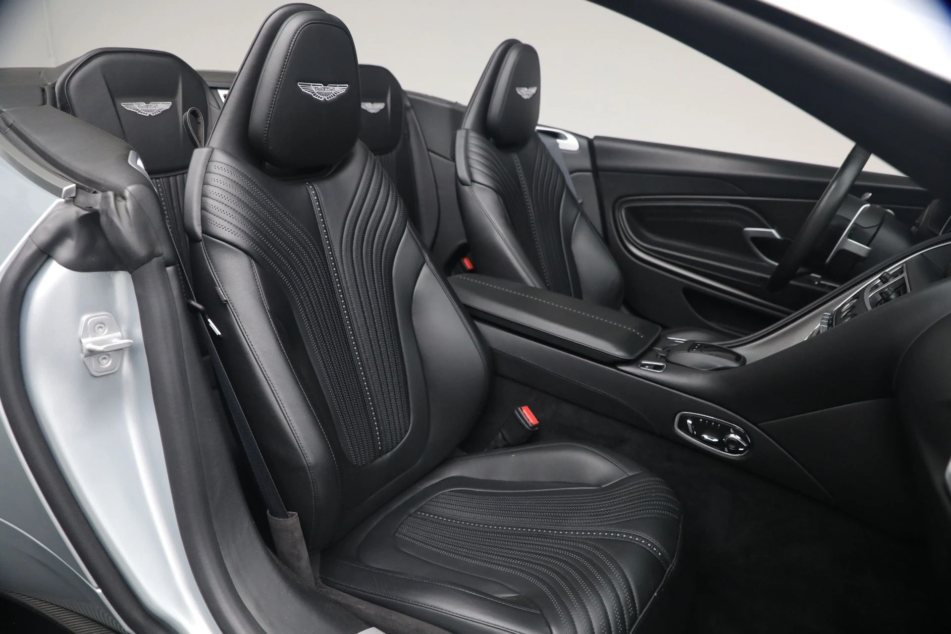 mph030_2911219970_Used_2019_Aston_Martin_DB_11_Volante_1781362325_eb720fac3a