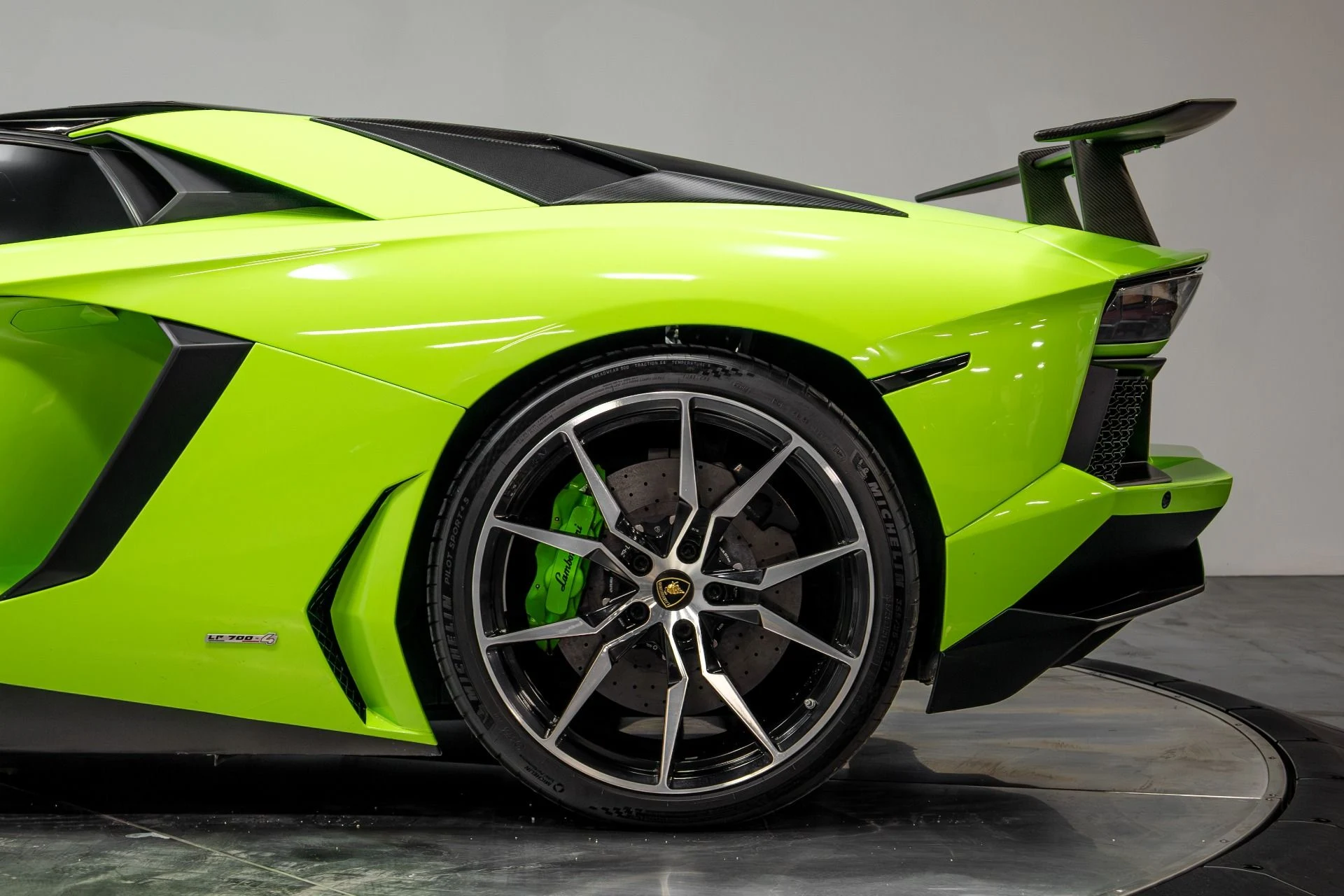 mph030_2911544269_Used_2015_Lamborghini_Aventador_1764723845_29506ef04a