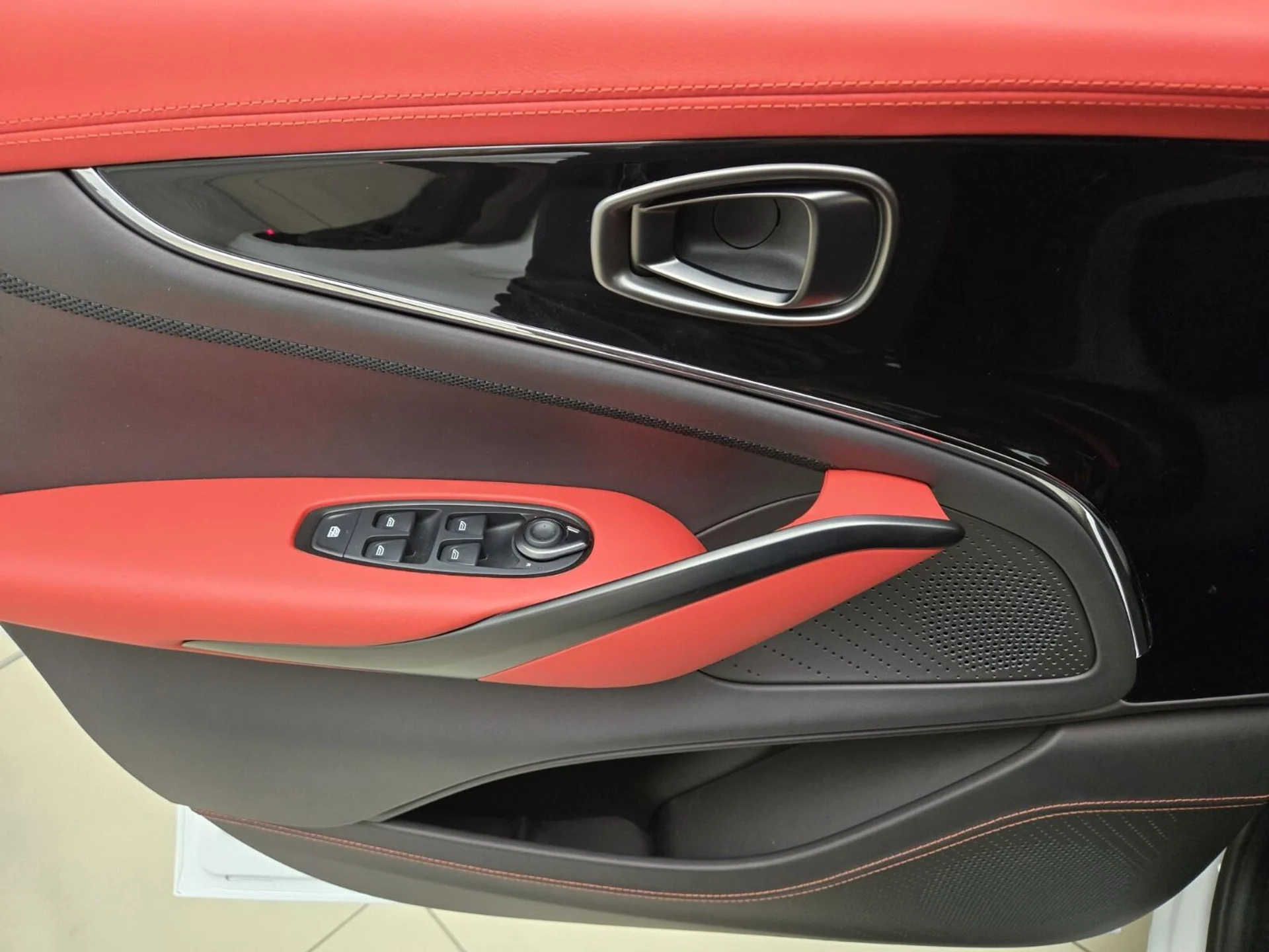 mph030_2918971849_Used_2025_Aston_Martin_DBX_707_1762583643_2299ca0805