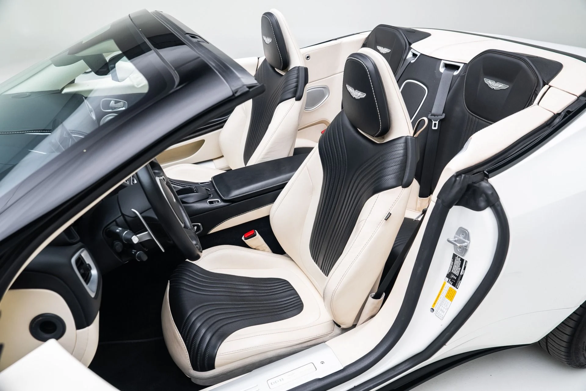 mph030_29279369_Used_2020_Aston_Martin_DB_11_Volante_1764802988_7bc27e0a6f