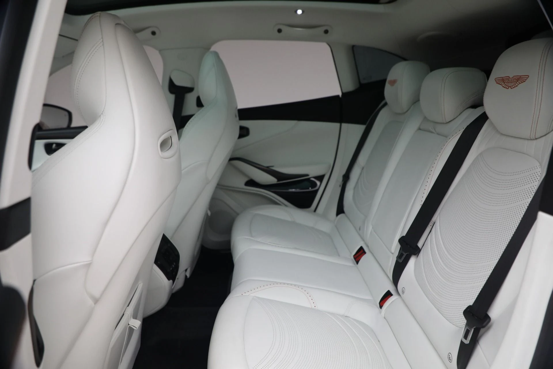 mph030_2946802792_Used_2024_Aston_Martin_DBX_707_1772122329_55bce30674