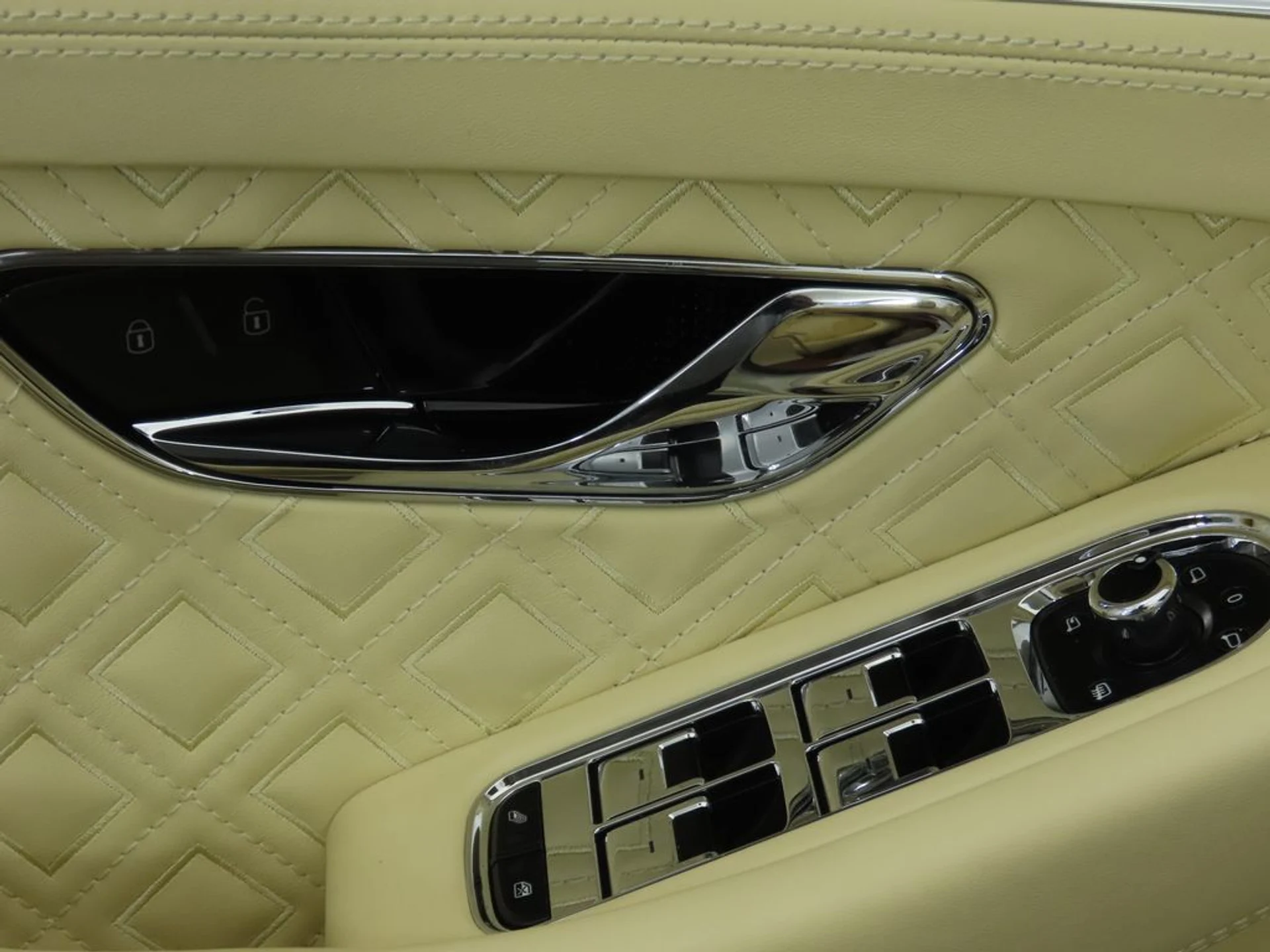 mph030_2981643602_used_2022_bentley_continental_gtmullinerconvertible_8119_22887196_31_1024_519054c26f