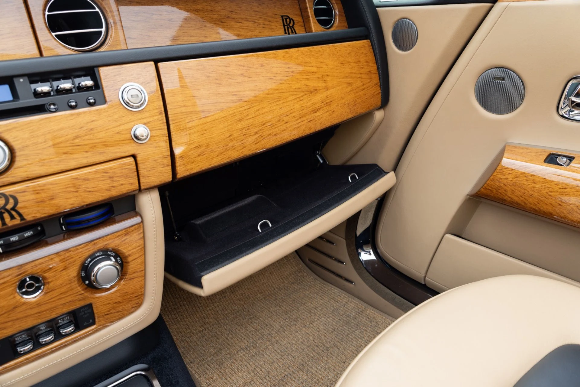 mph030_3003139496_Used_2009_Rolls_Royce_Phantom_Drophead_Coupe_1775064166_13d8cc9775