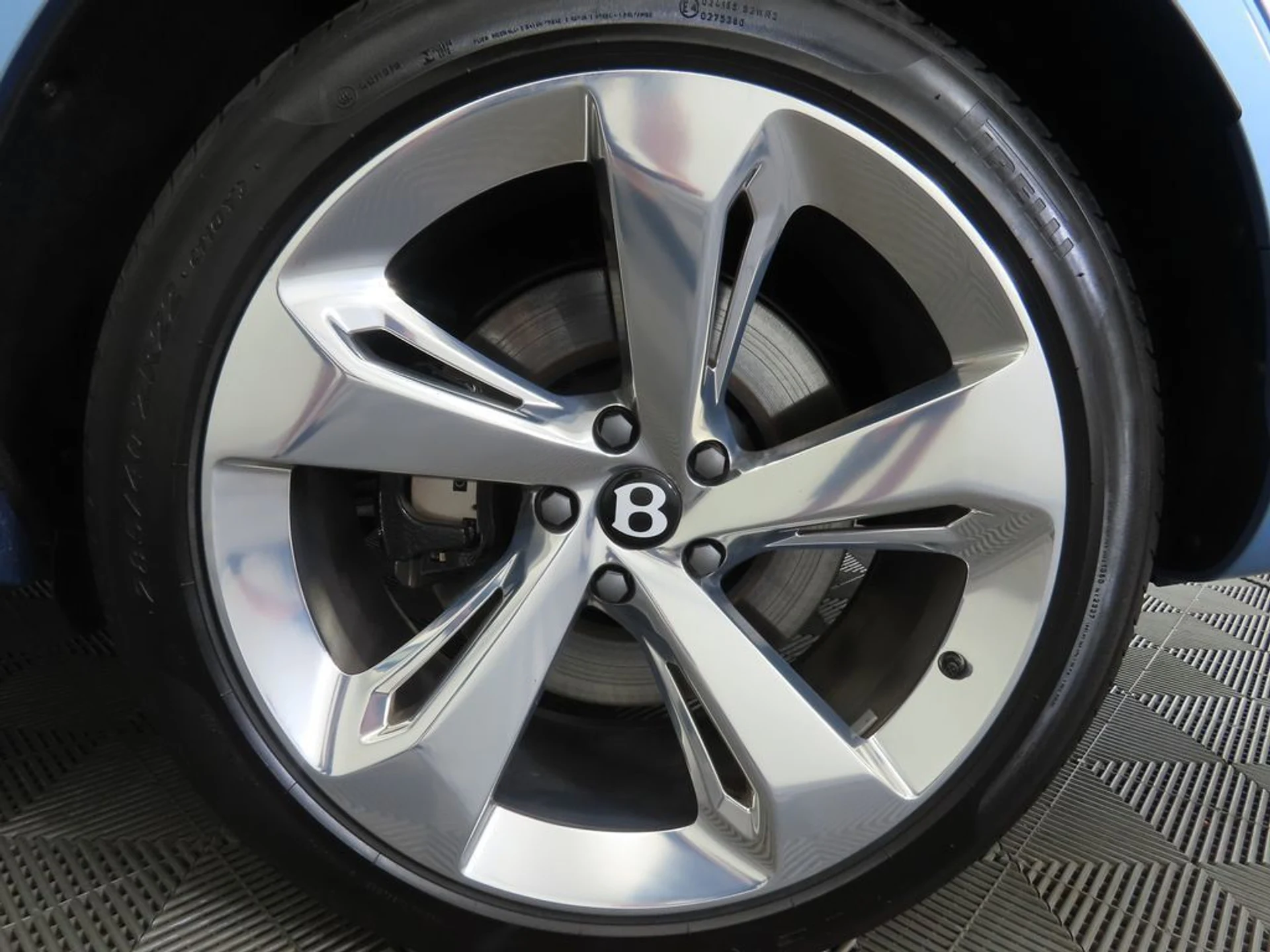 mph030_3005169873_new_2025_bentley_bentayga_v8awd_8119_22909990_31_1024_f823267330