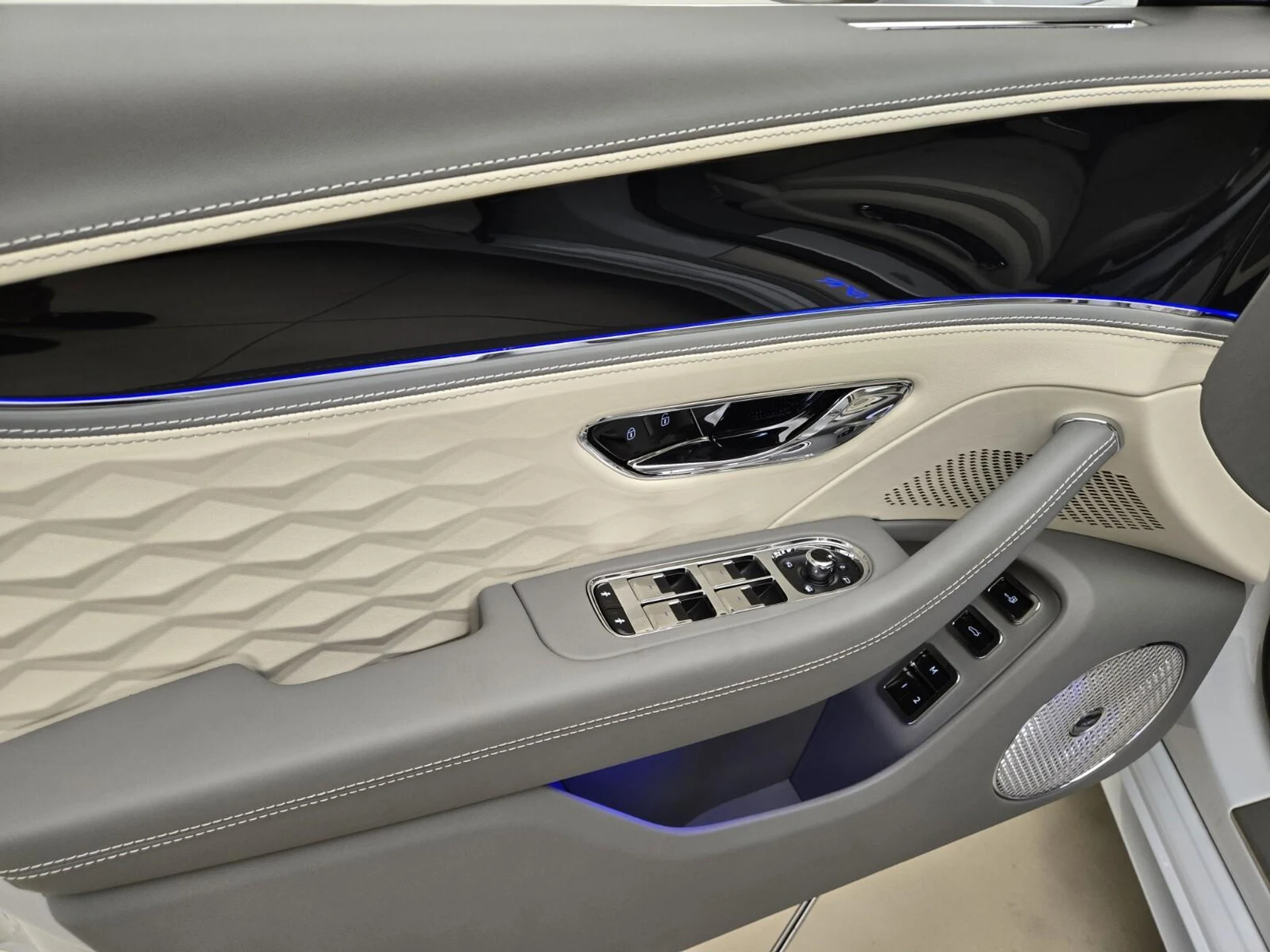 mph030_3053028826_Used_2025_Bentley_Flying_Spur_Speed_1760420804_b9335805b9