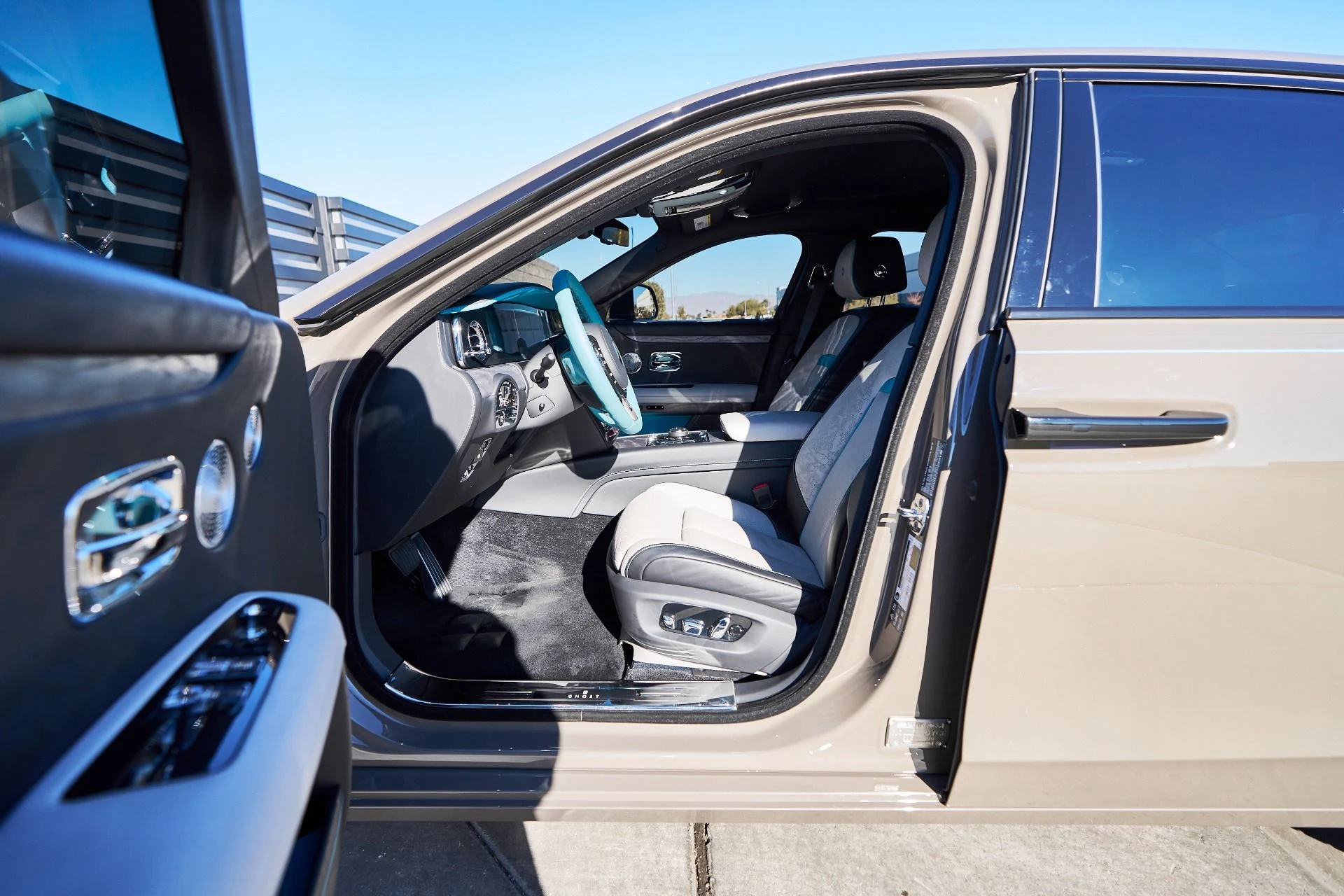 mph030_3092991008_Used_2025_Rolls_Royce_Ghost_Base_1765592190_b5dbc9ab61