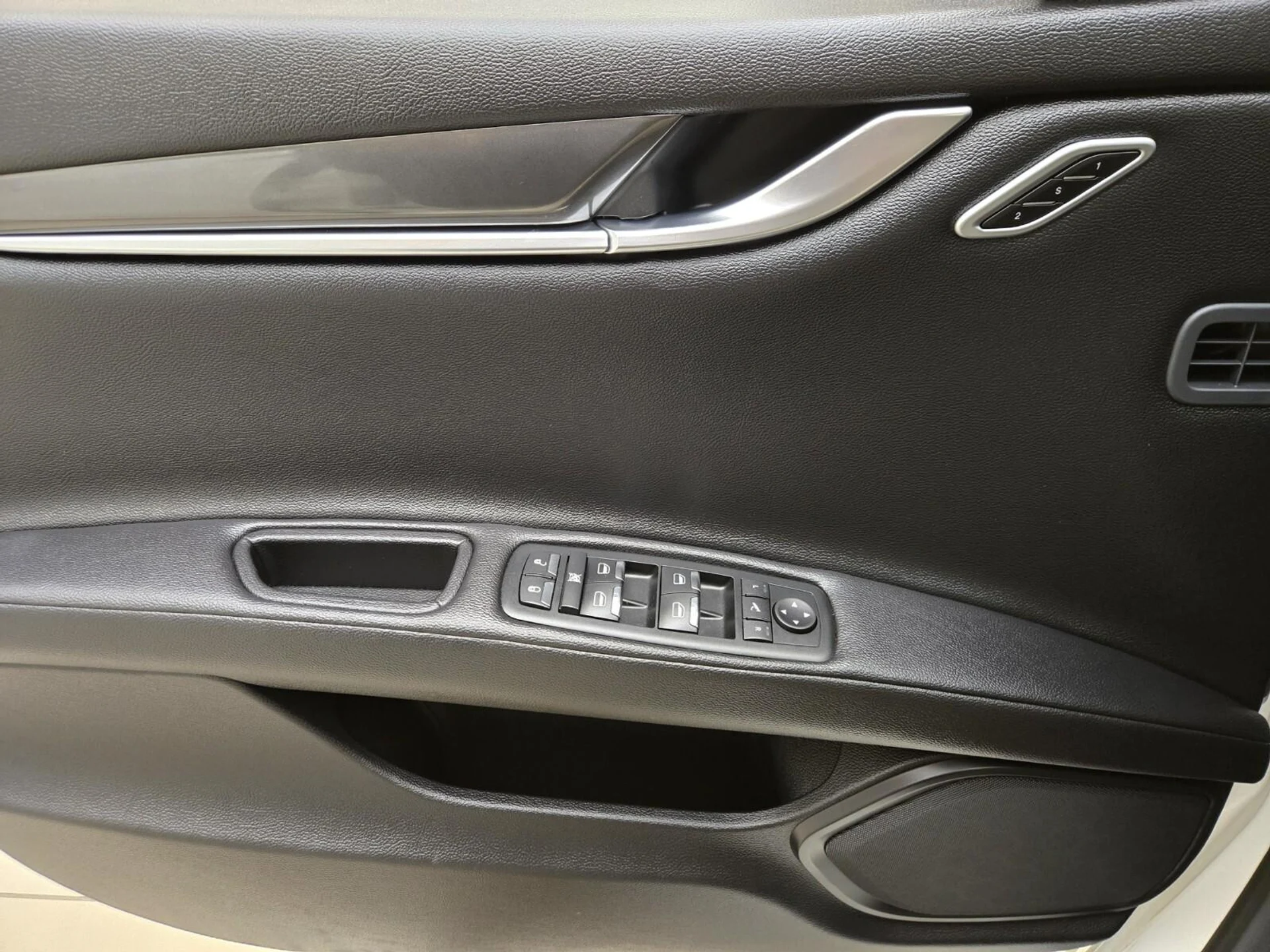 mph030_3106582603_Used_2018_Maserati_Ghibli_1763108838_12434bf5c3