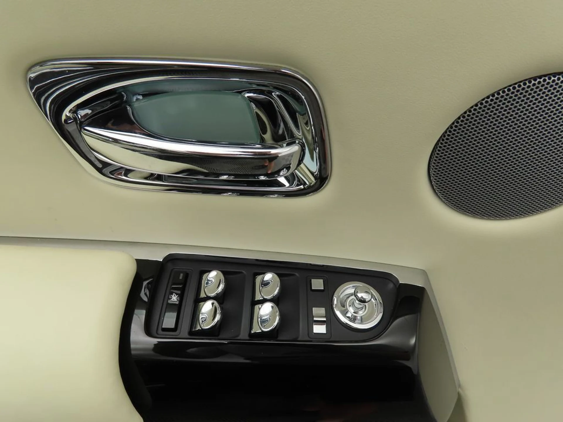 mph030_3107020171_used_2012_rolls_royce_phantom_coupe_2drdrophead_8119_22959977_31_1024_ae1e0559d1