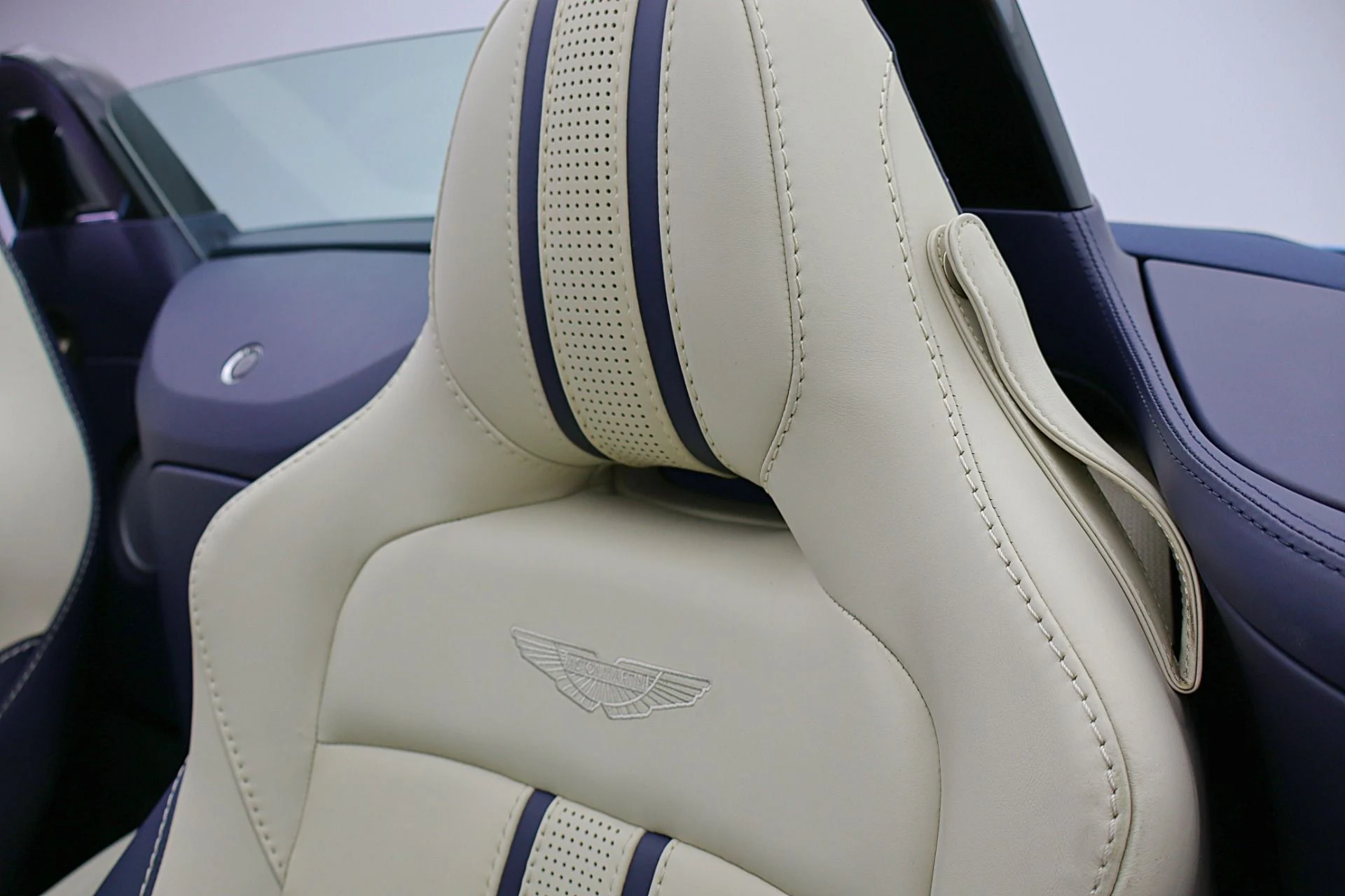 mph030_3128406866_Used_2022_Aston_Martin_Vantage_Roadster_8af80e01ab